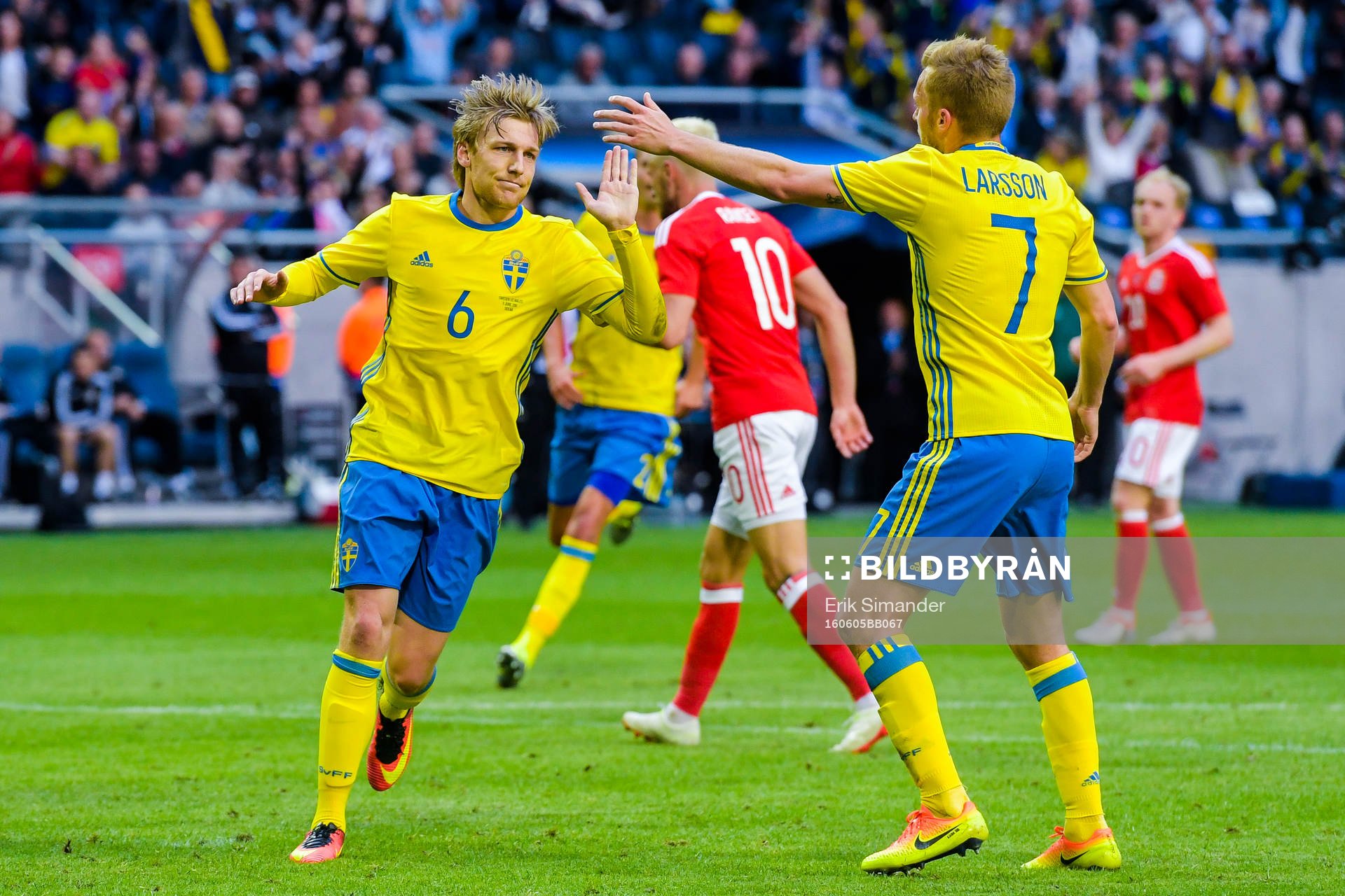 Sveriges Emil Forsberg och Sebastian Larsson jublar