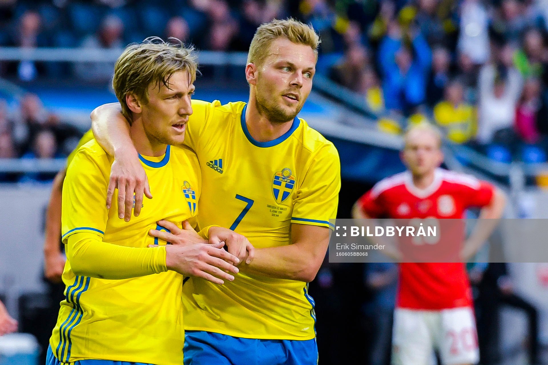 Sveriges Emil Forsberg och Sebastian Larsson jublar