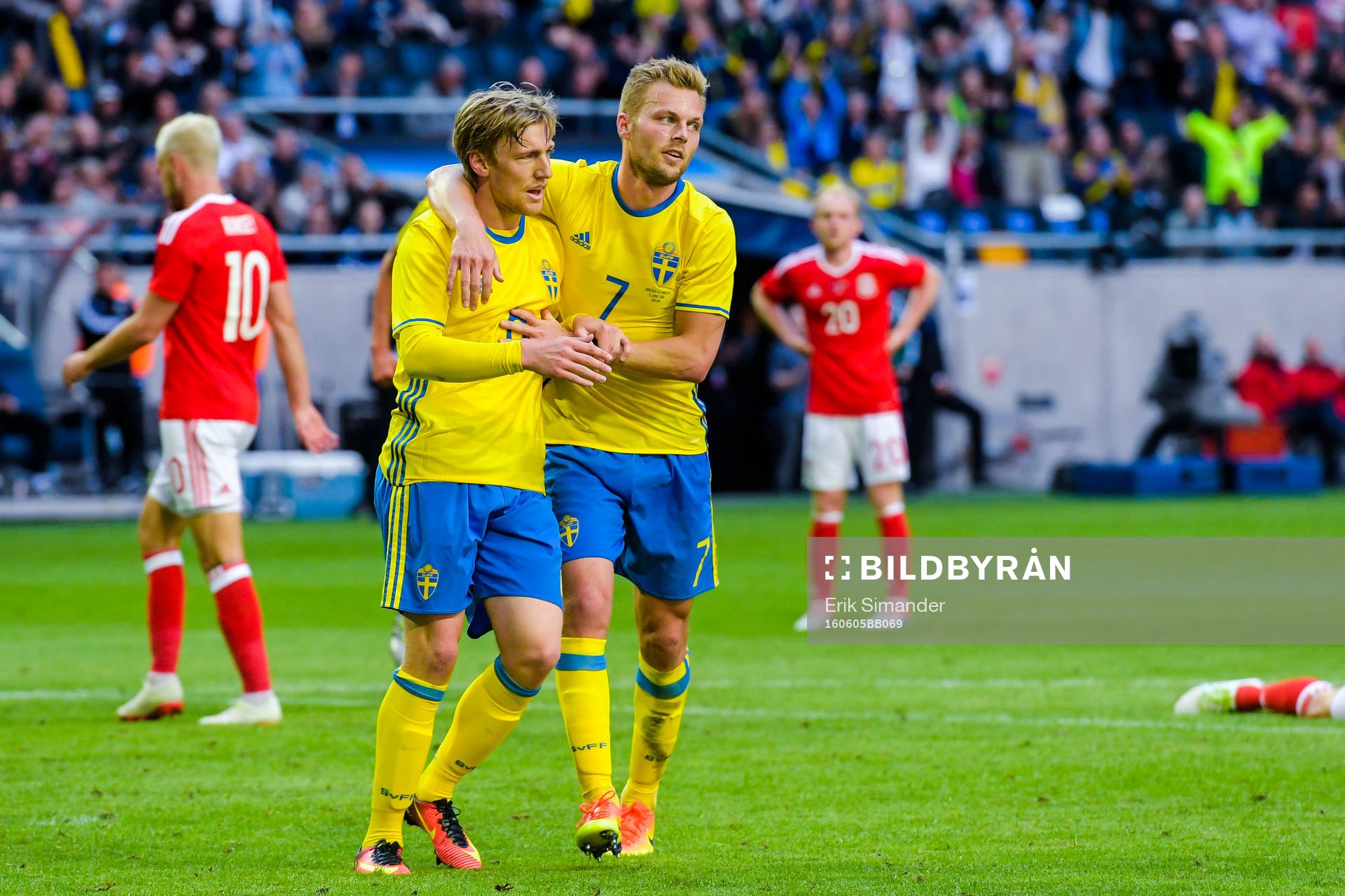 Sveriges Emil Forsberg och Sebastian Larsson jublar