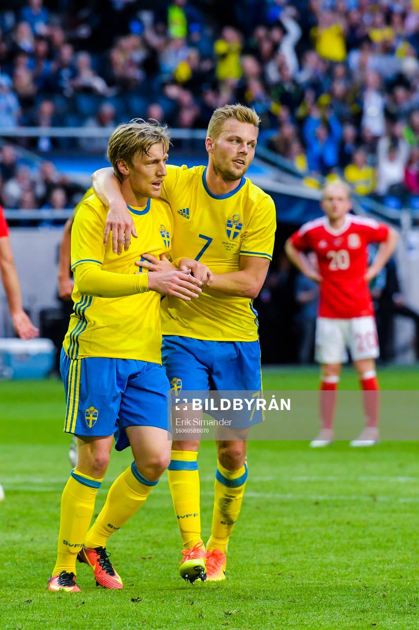 Sveriges Emil Forsberg och Sebastian Larsson jublar