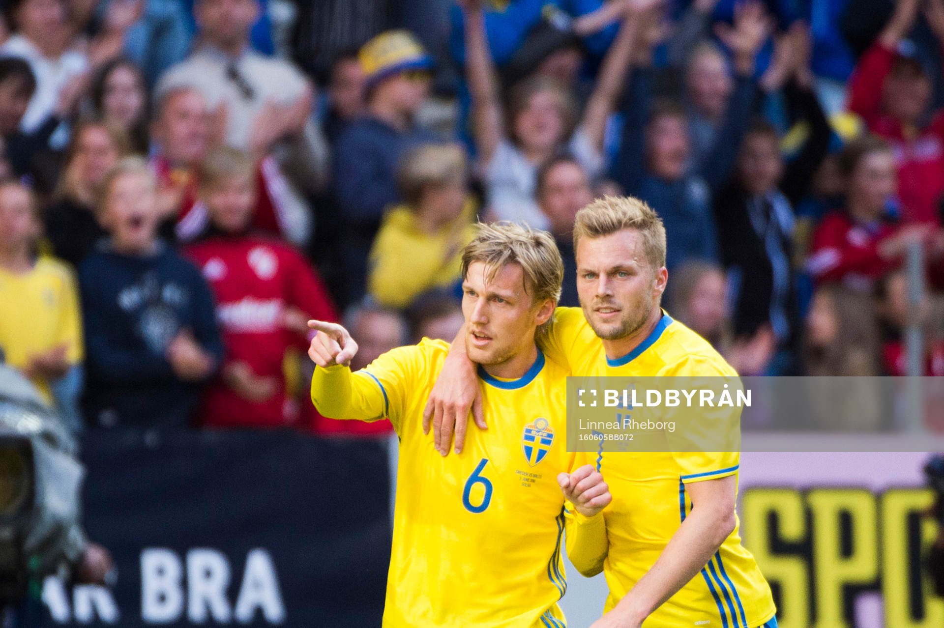 Sveriges Emil Forsberg och Sebastian Larsson jublar