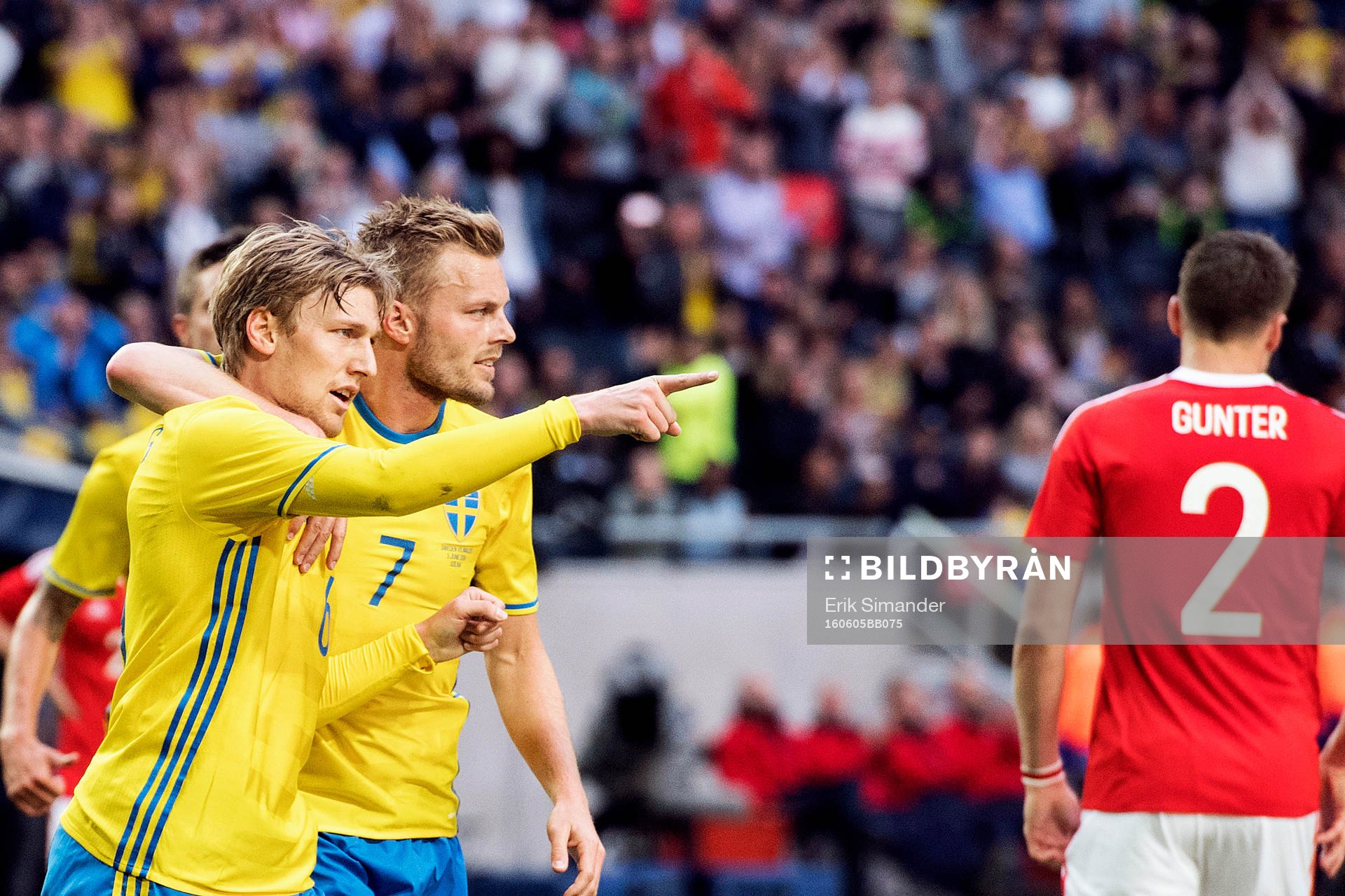 Sveriges Emil Forsberg och Sebastian Larsson jublar
