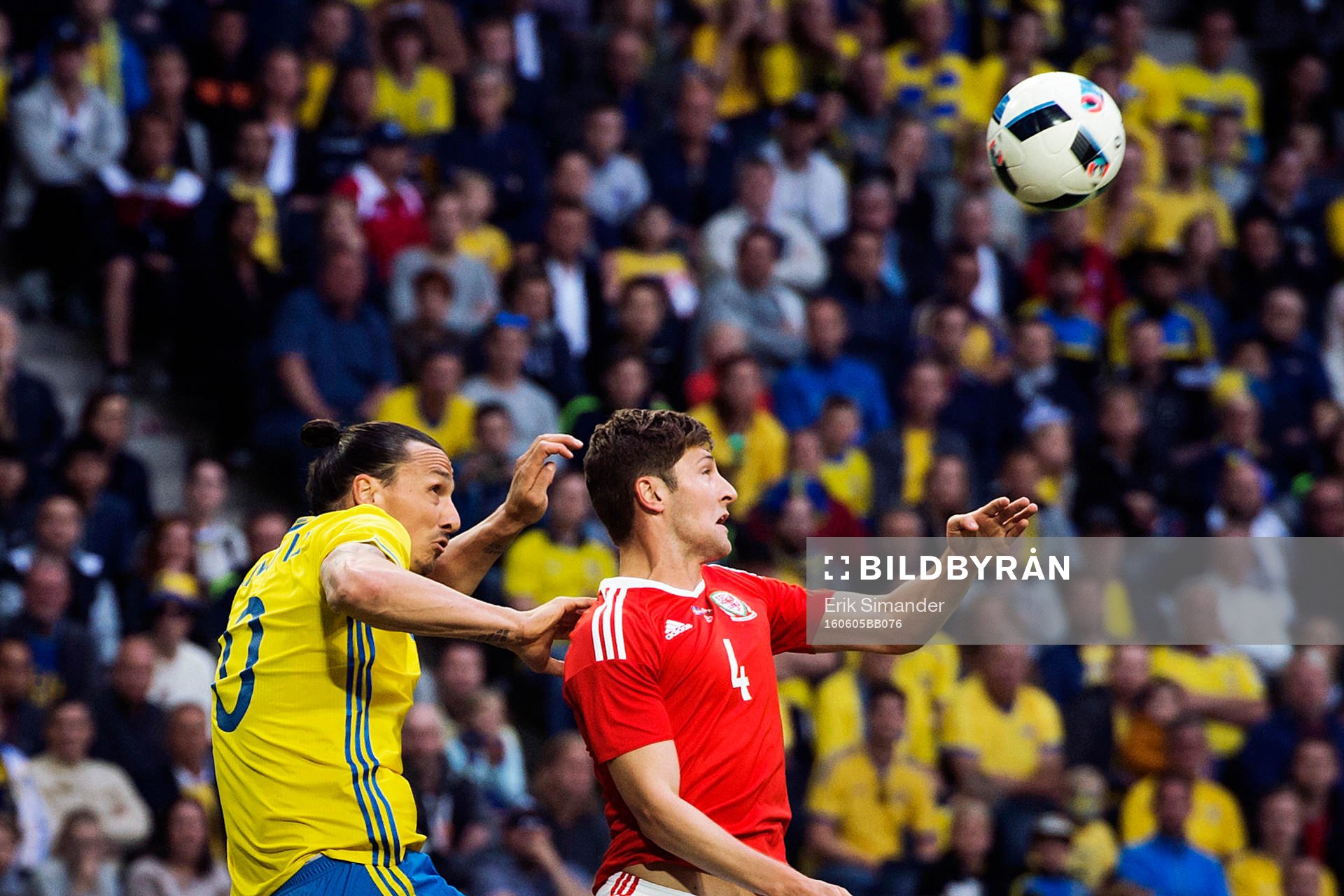 Sveriges Zlatan Ibrahimovic och Wales Ben Davies i en