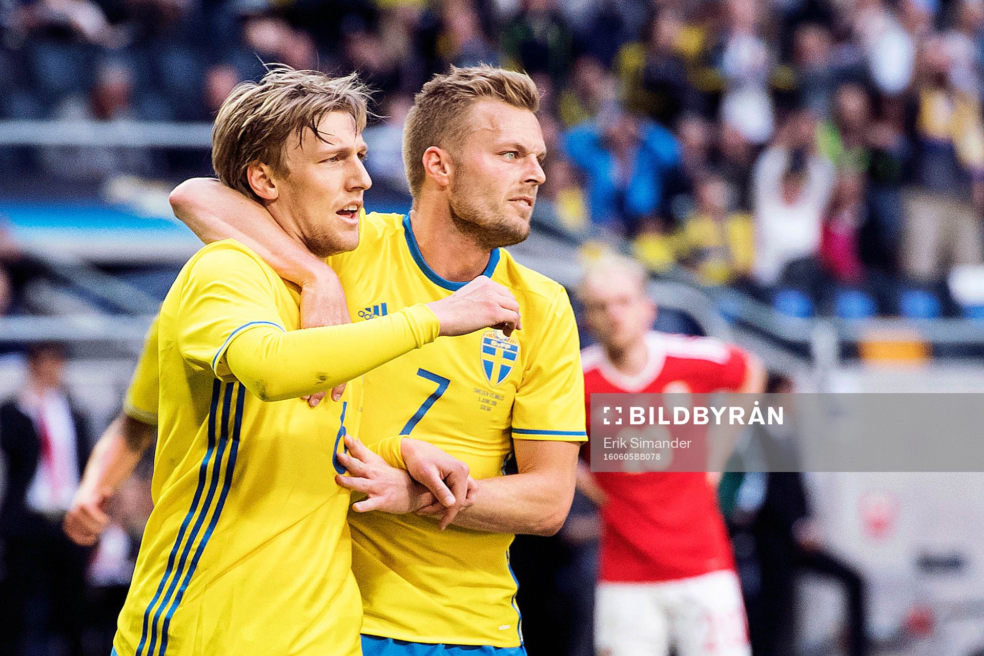 Sveriges Emil Forsberg och Sebastian Larsson jublar