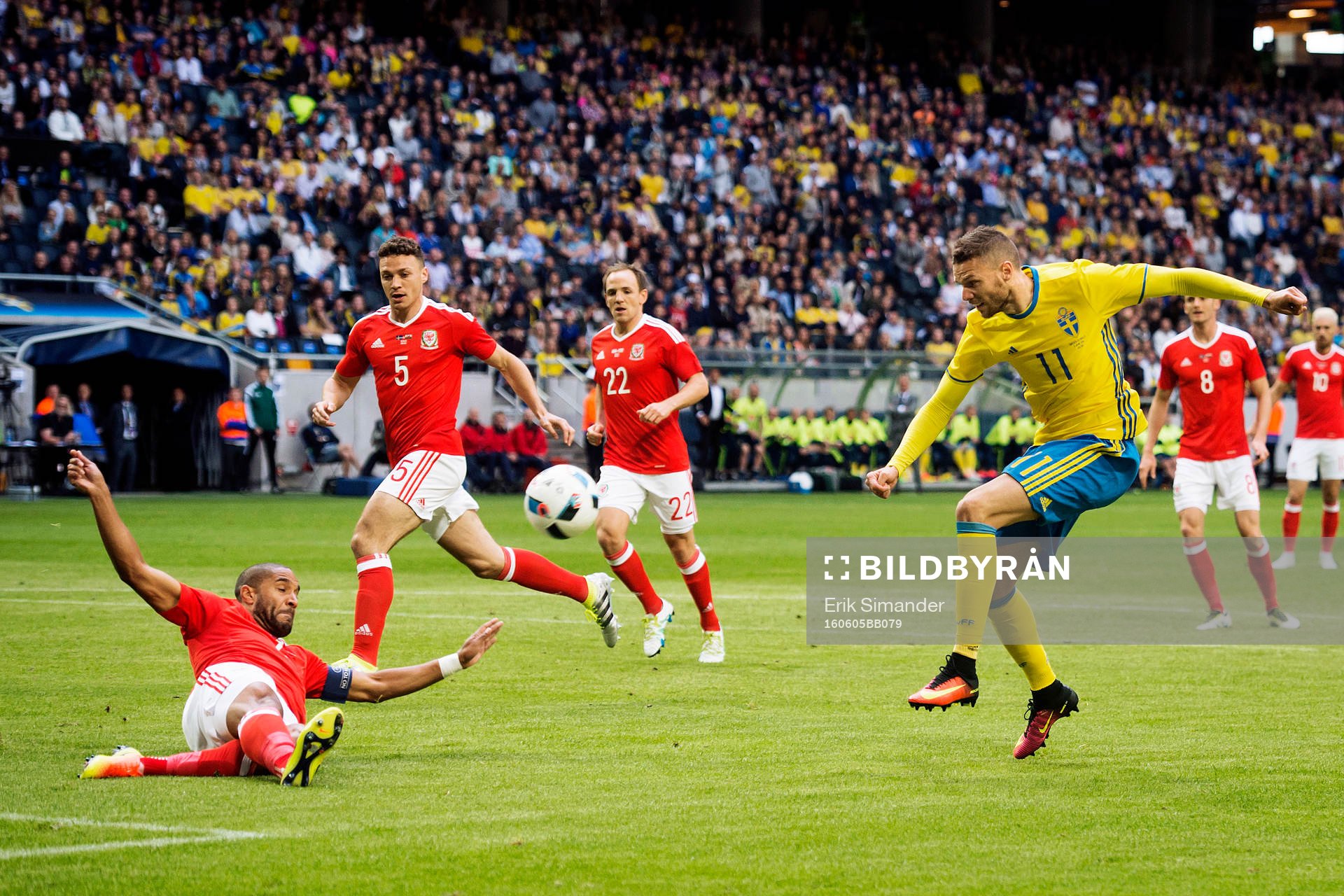 Sveriges Marcus Berg skjuter ett skott