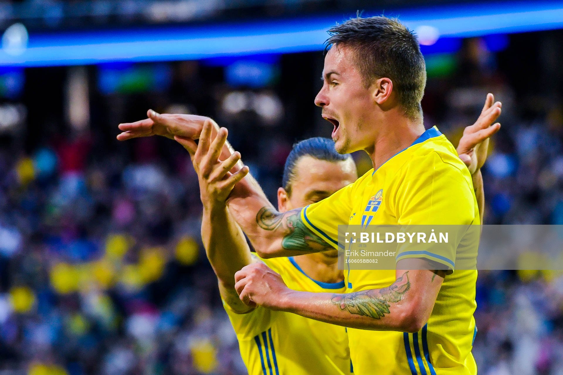 Sveriges Mikael Lustig jublar