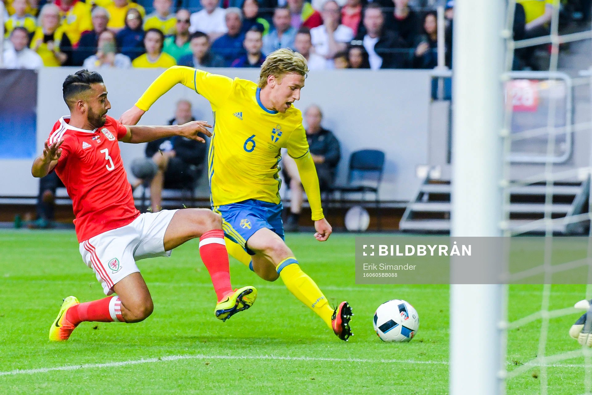 Wales Neil Taylor och Sveriges Emil Forsberg under fotbollslandskampen mellan Sverige och Wales den 5 juni 2016 i Stockholm.