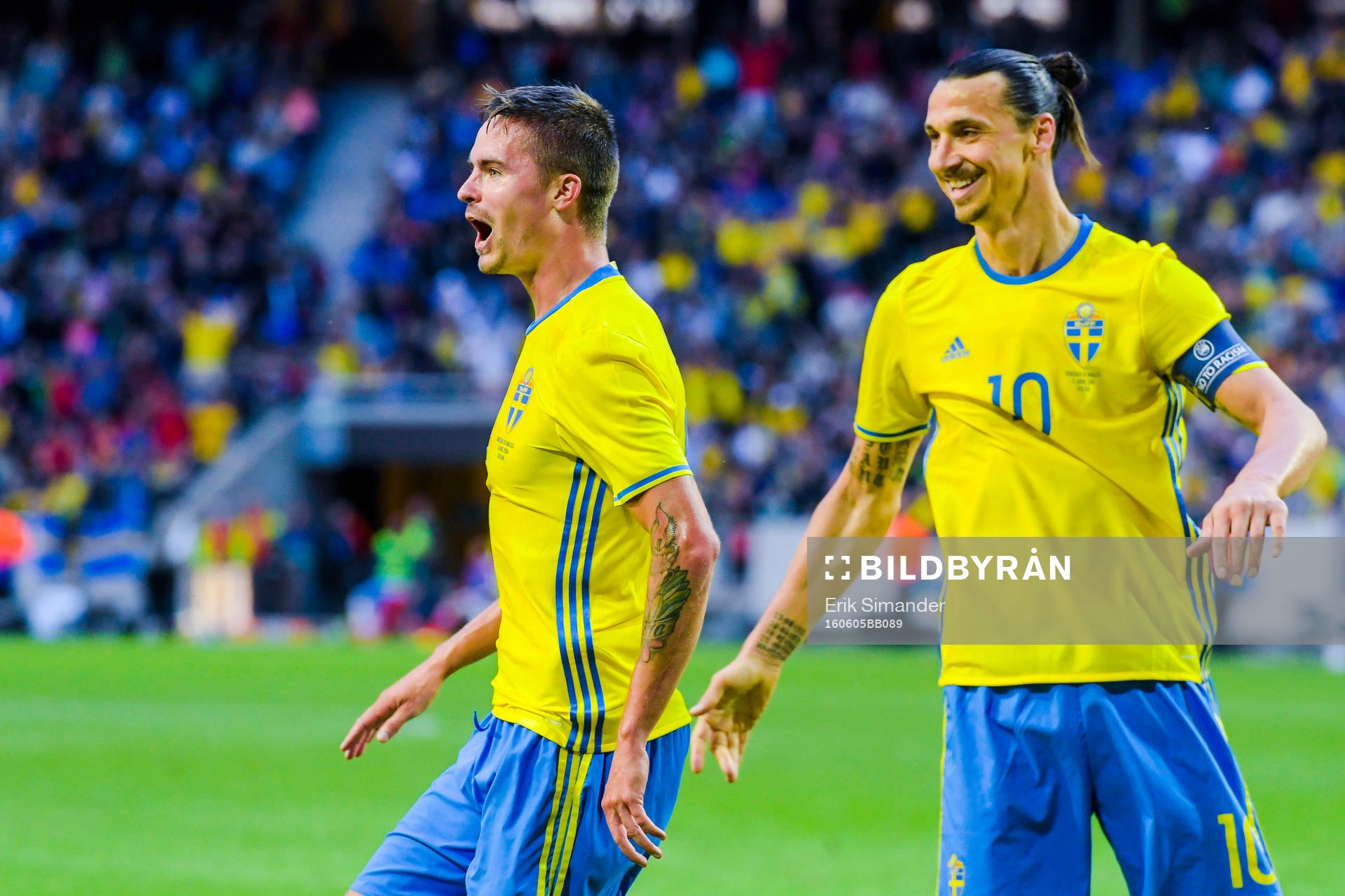 Sveriges Mikael Lustig och Zlatan Ibrahimovic jublar