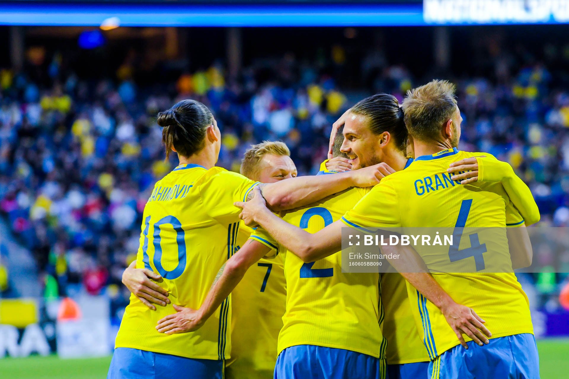 Sveriges spelarejublar efter 2-0 av Mikael Lustig under fotbollslandskampen mellan Sverige och Wales den 5 juni 2016 i Stockholm.