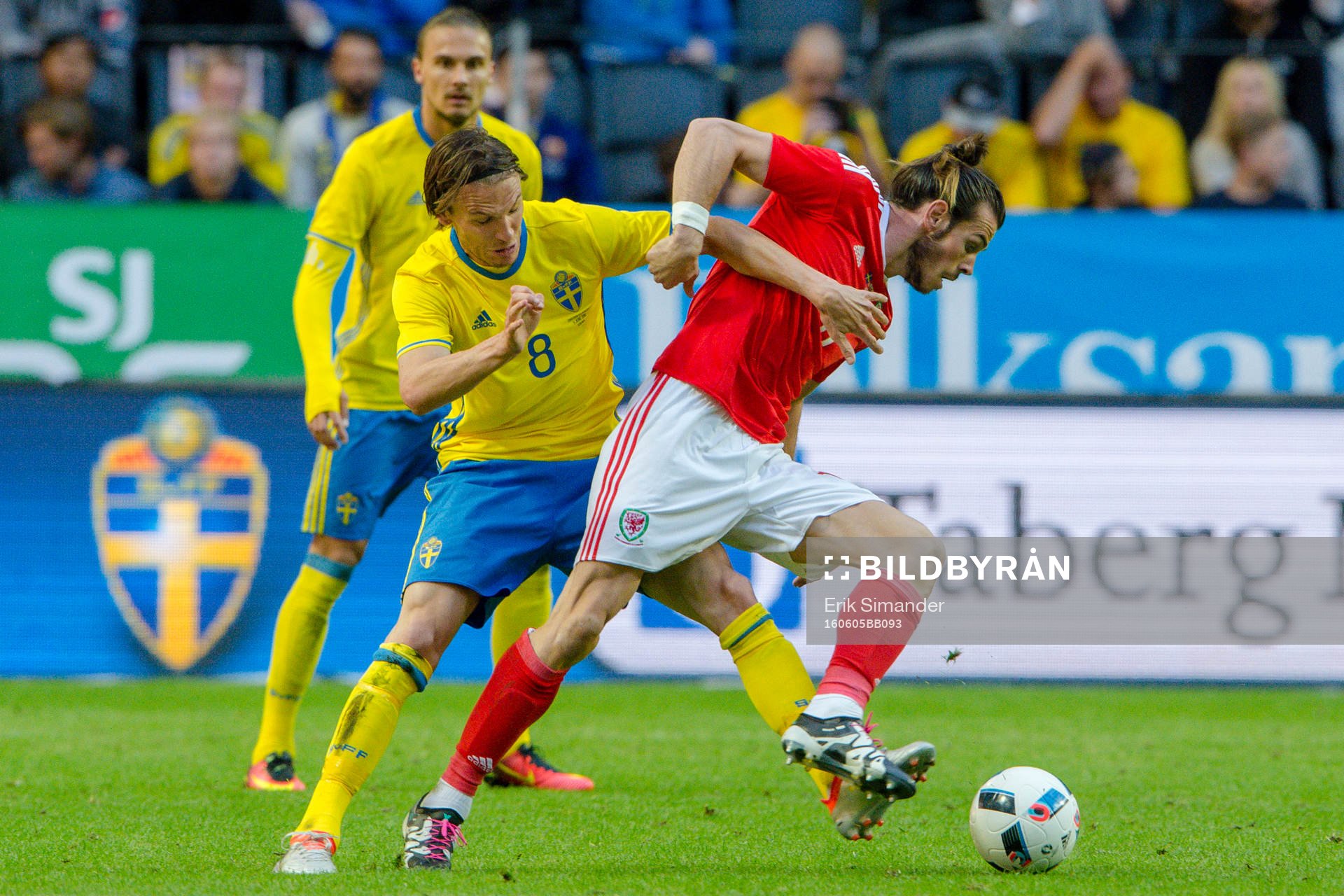 Sveriges Albin Ekdal och Wales Gareth Bale