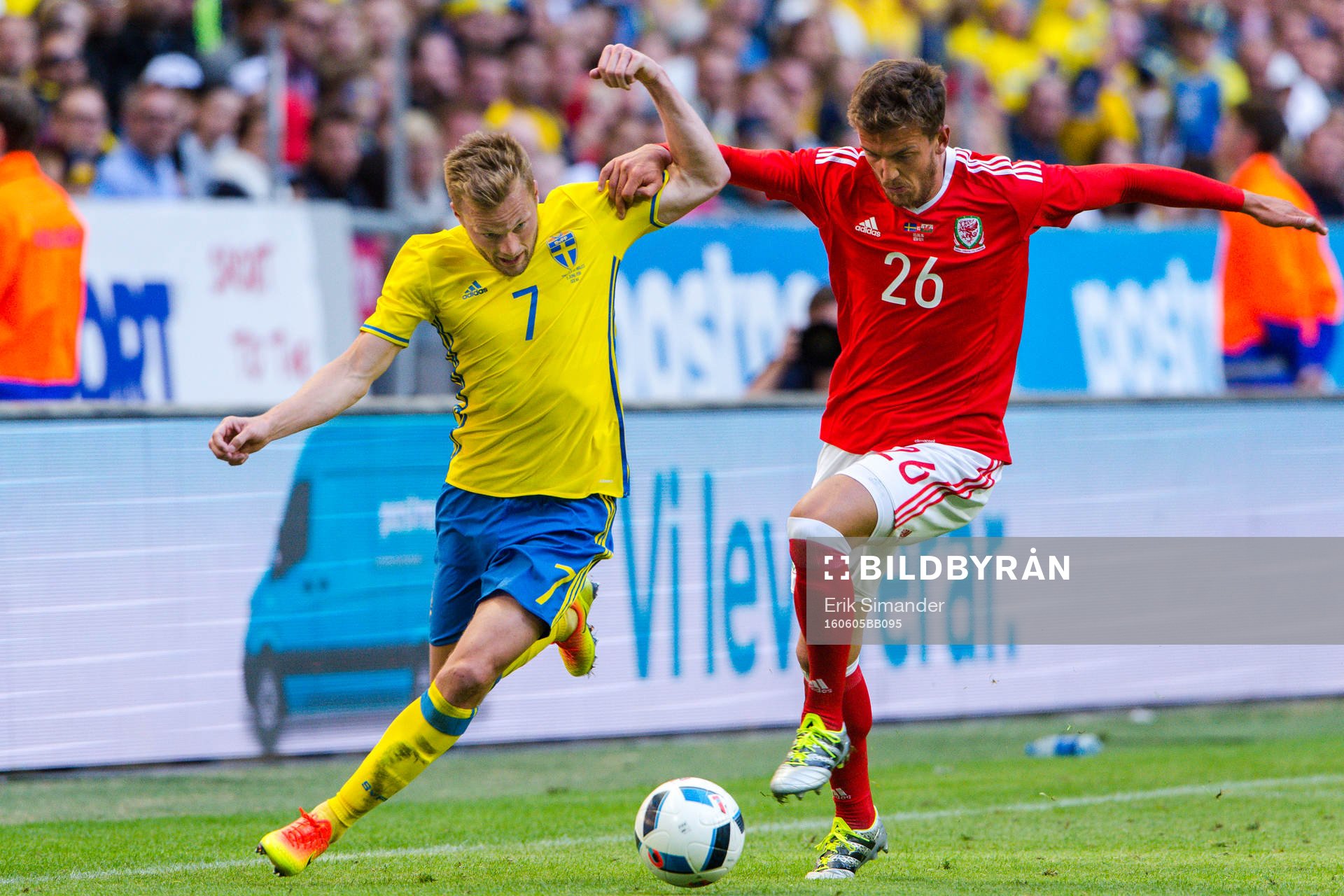 Sveriges Sebastian Larsson och Wales Emyr Huws