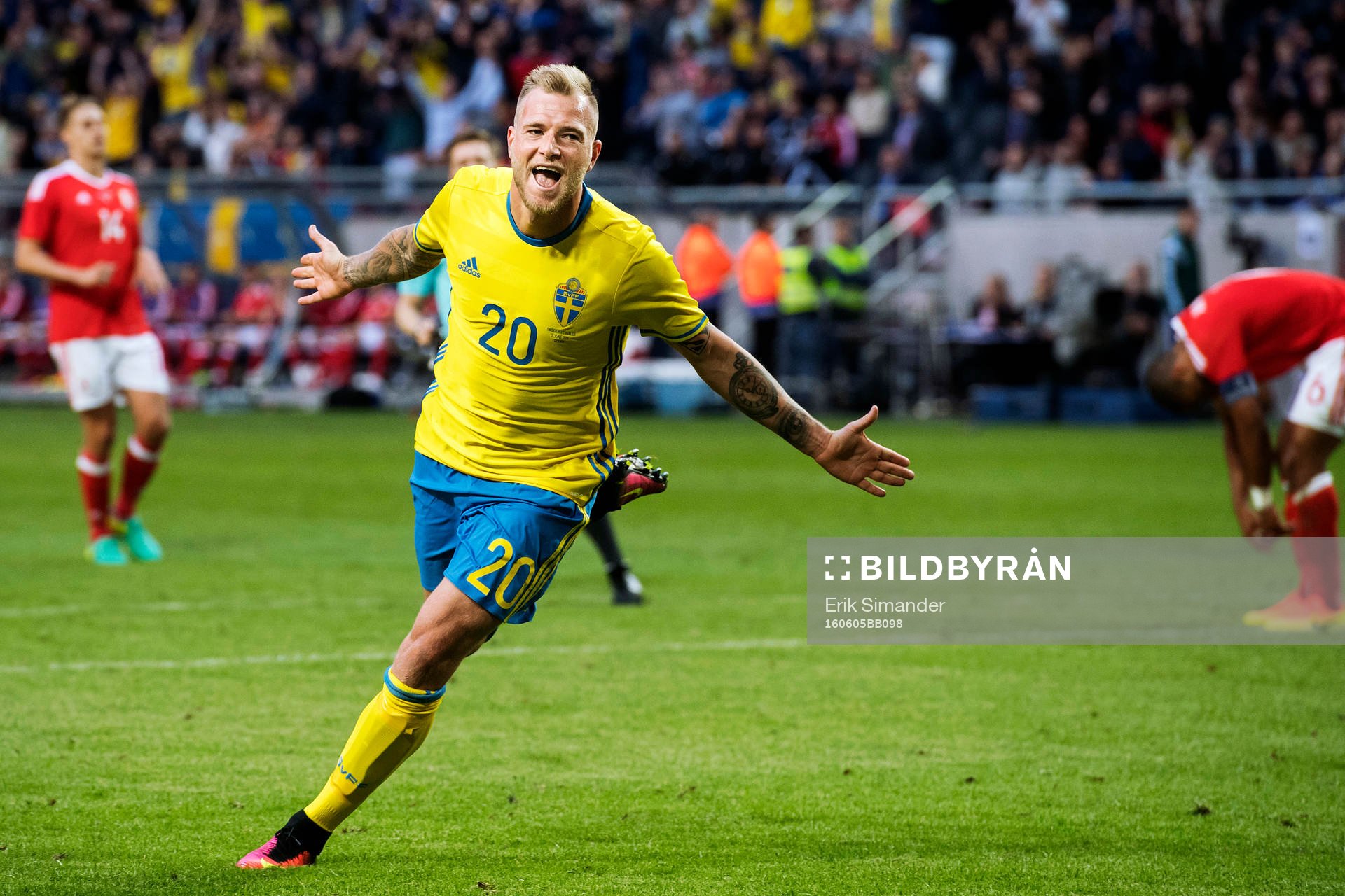 Sveriges John Guidetti jublar efter att ha gjort 3-0 under fotbollslandskampen mellan Sverige och Wales den 5 juni 2016 i Stockholm.