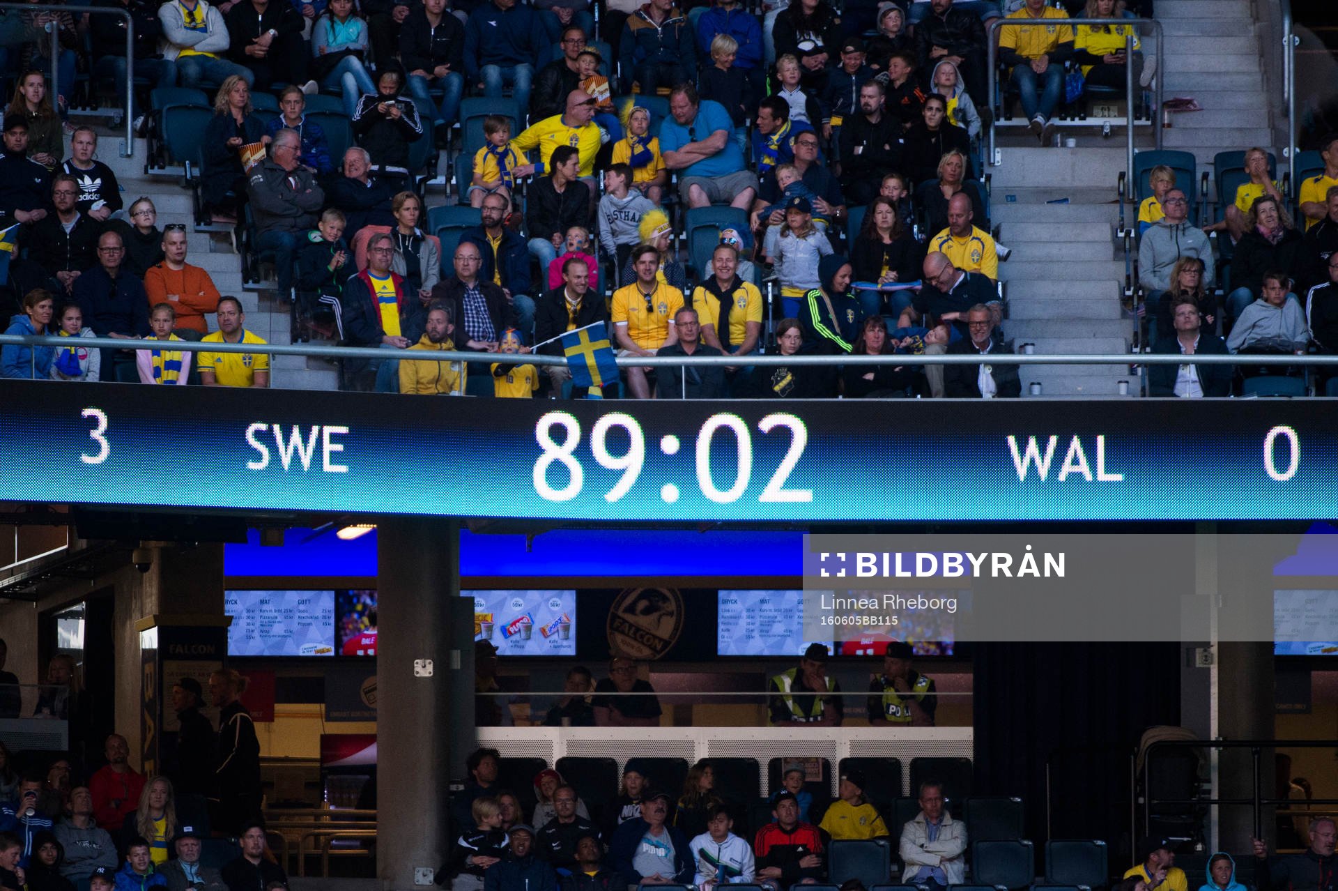 Resultattavlan visar 3-0 till Sverige i minut 90 under fotbollslandskampen mellan Sverige och Wales den 5 juni 2016 i Stockholm.