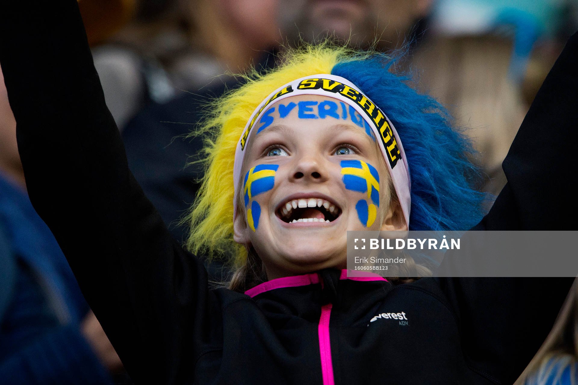 Ett ungt svenskt fan jublar efter fotbollslandskampen mellan Sverige och Wales den 5 juni 2016 i Stockholm.