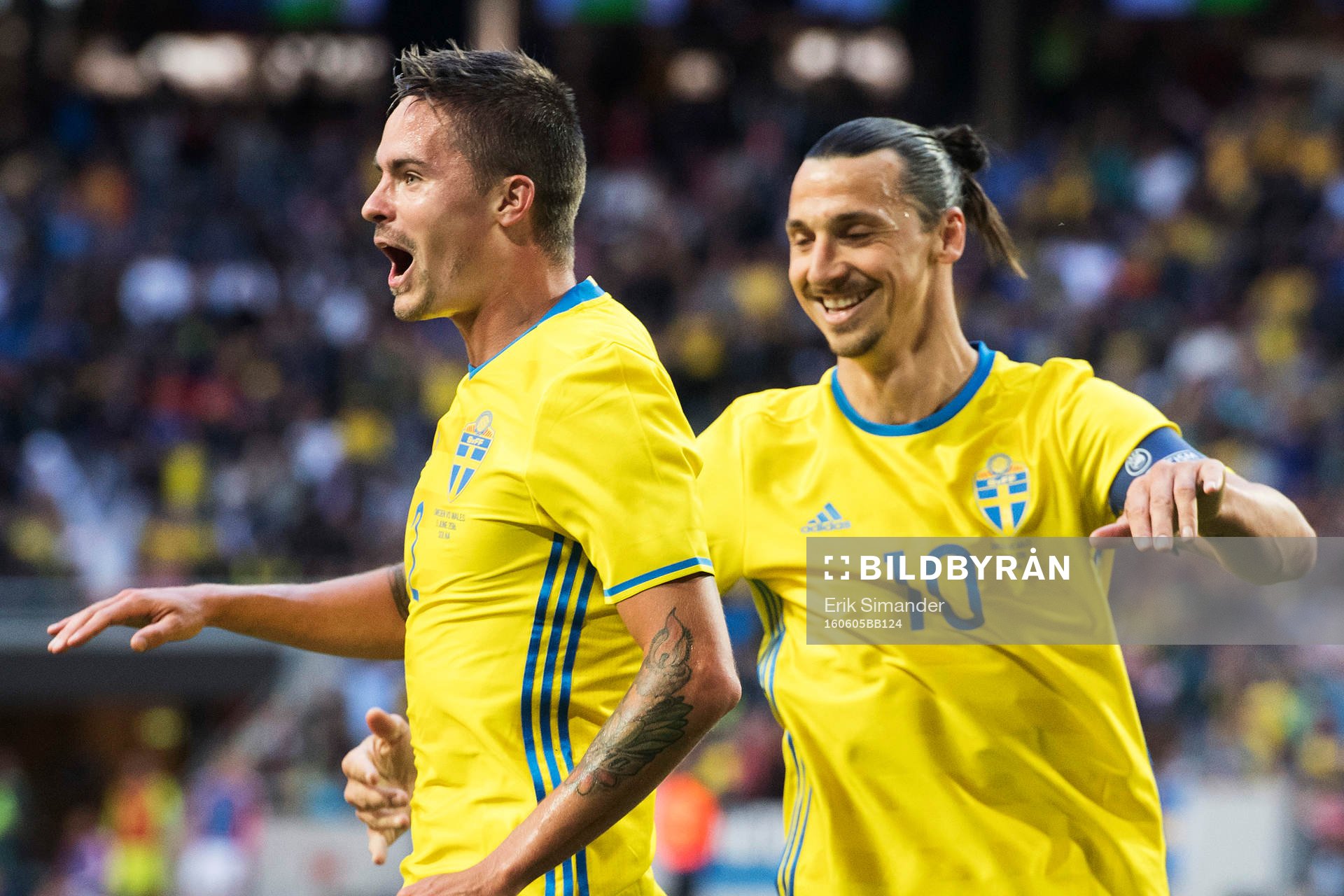 Sveriges Mikael Lustig och Zlatan Ibrahimovic jublar