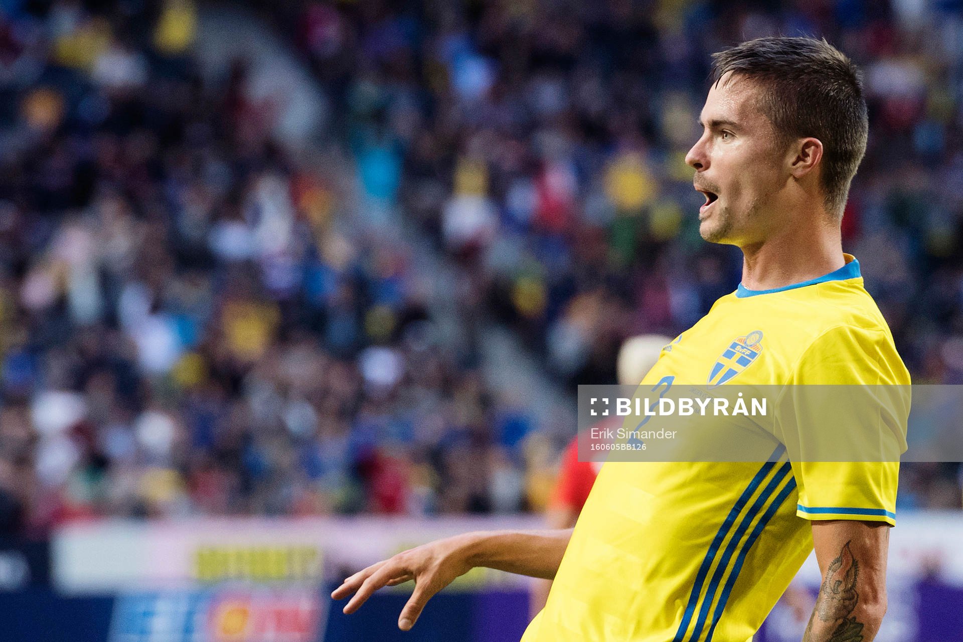Sveriges Mikael Lustig jublar