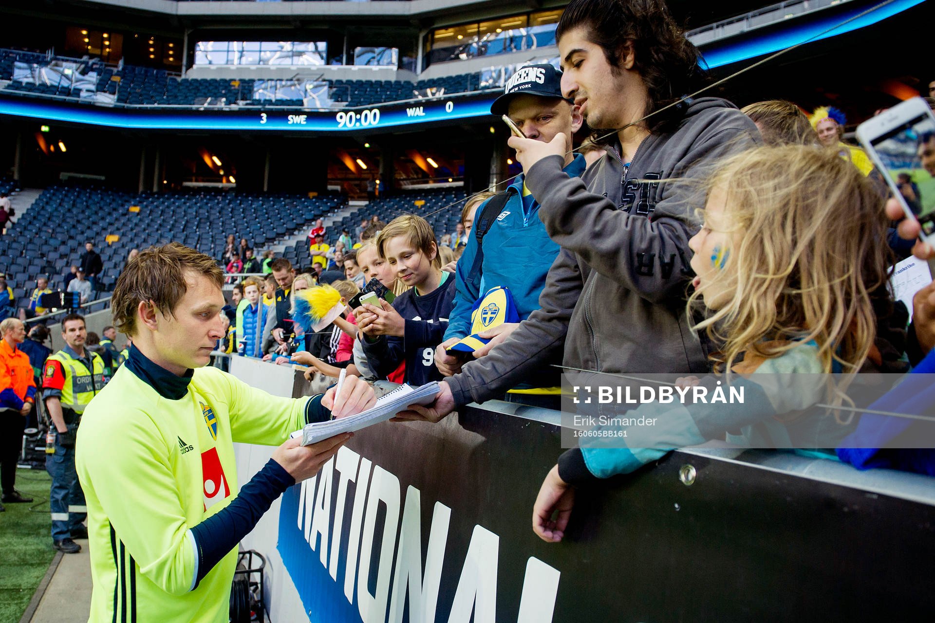 Sveriges Kim Källström skriver autografer