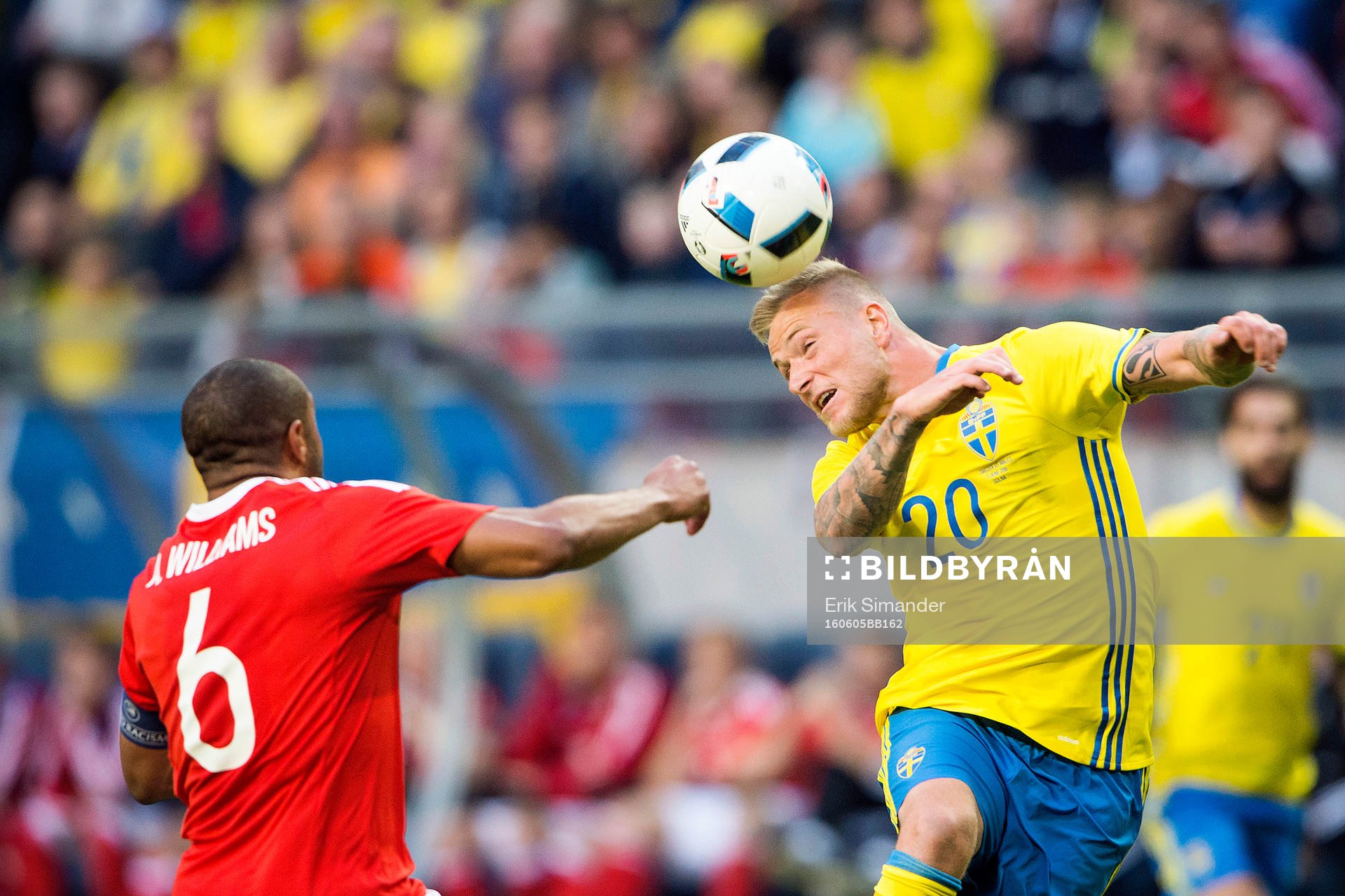 Sveriges John Guidetti och Wales Ashley Williams