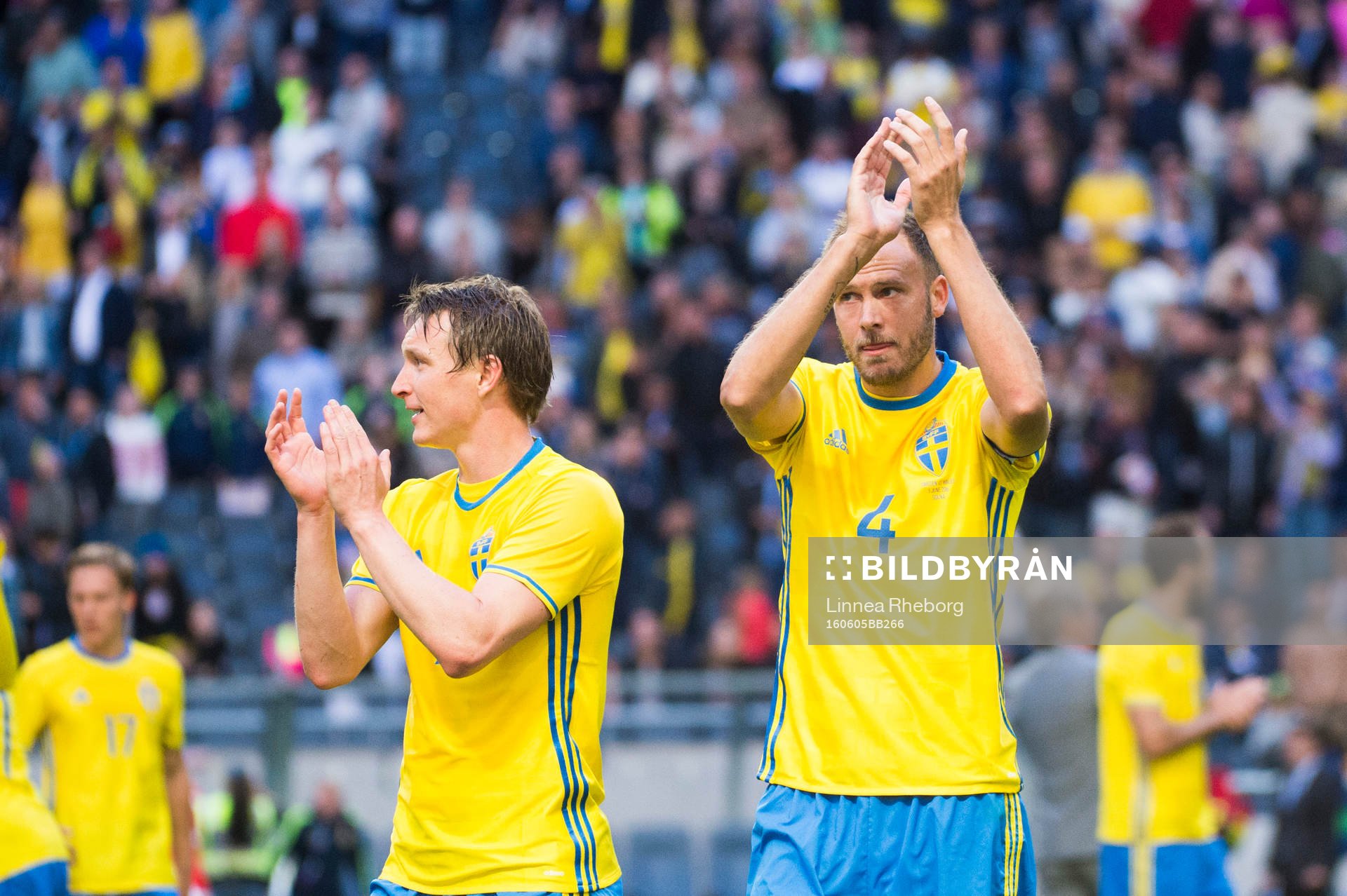 Sveriges Andreas Granqvist och Kim Källström tackar