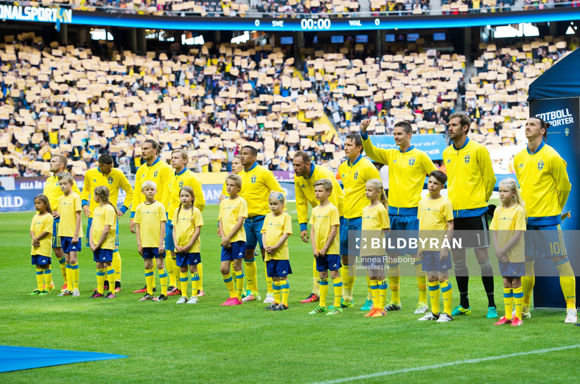 Sveriges spelare ställer upp för nationalsången