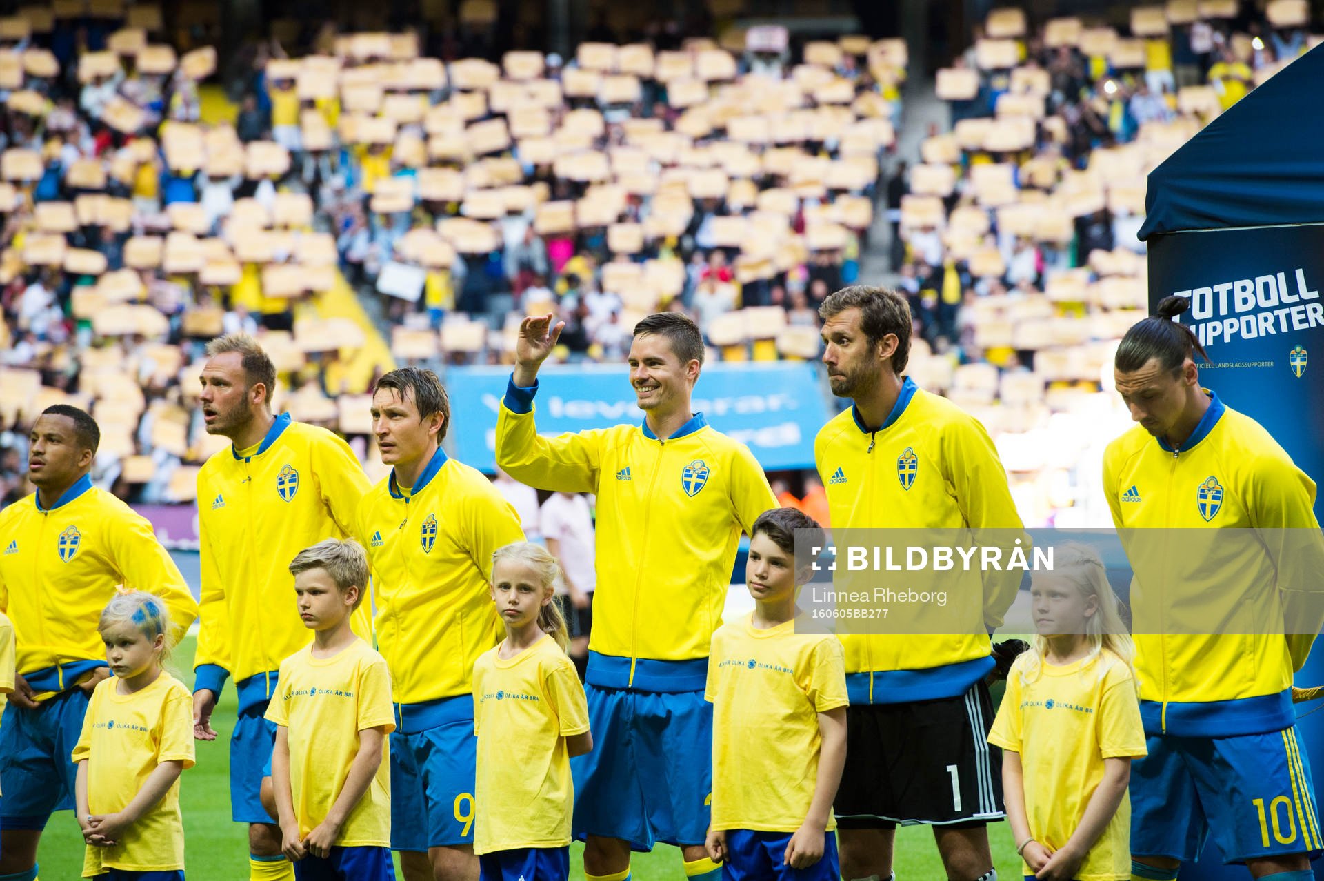 Sveriges spelare ställer upp för nationalsång och Mikael