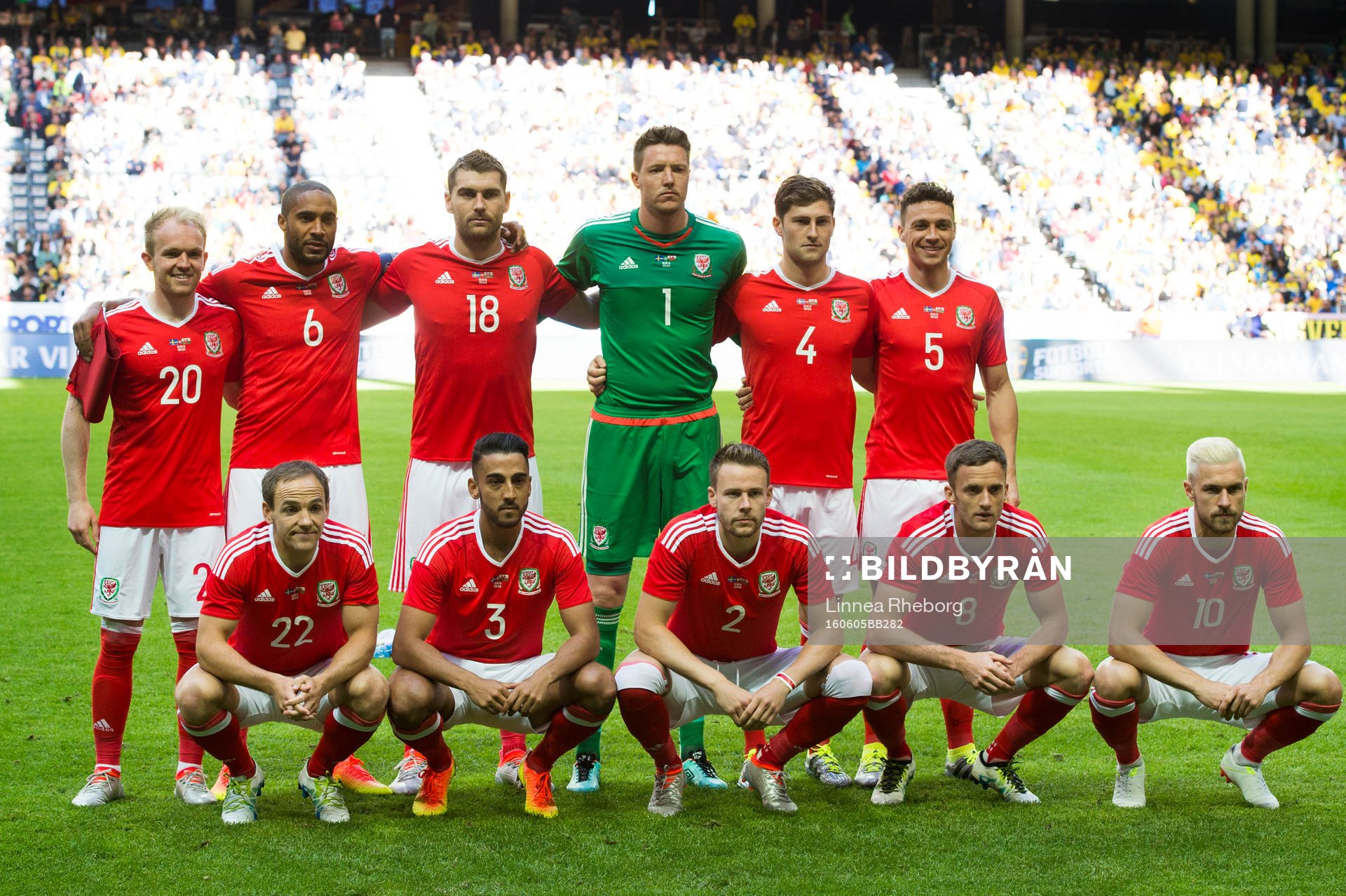 Övre raden fr.v.: Jonathan Williams, Ashley Williams, målvakt Wayne Hennesey, Ben Davies, James Chester. Nedre raden fr.v.: David Vaughan, Neil Taylor, Chris Gunter, Andy King och Aaron Ramsey. Wales startelva ställer upp för en lagbild innan fotbollslandskampen mellan Sverige och Wales den 5 juni 2016 i Stockholm.