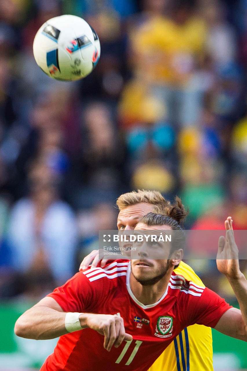 Wales Gareth Bale och Sveriges Sebastian Larsson i en