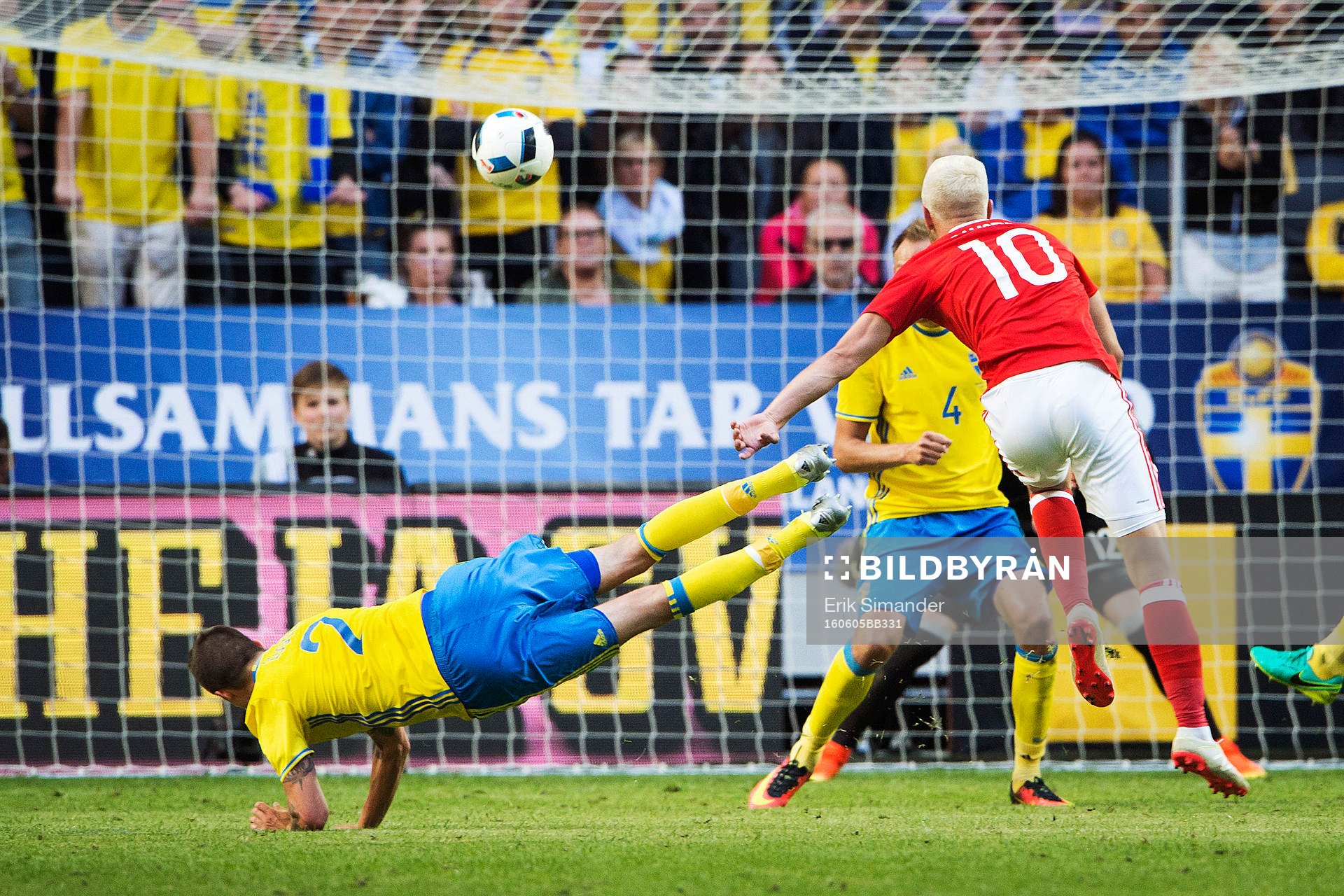 Wales Aaron Ramsey skjuter ett skott medan Sveriges Mikael