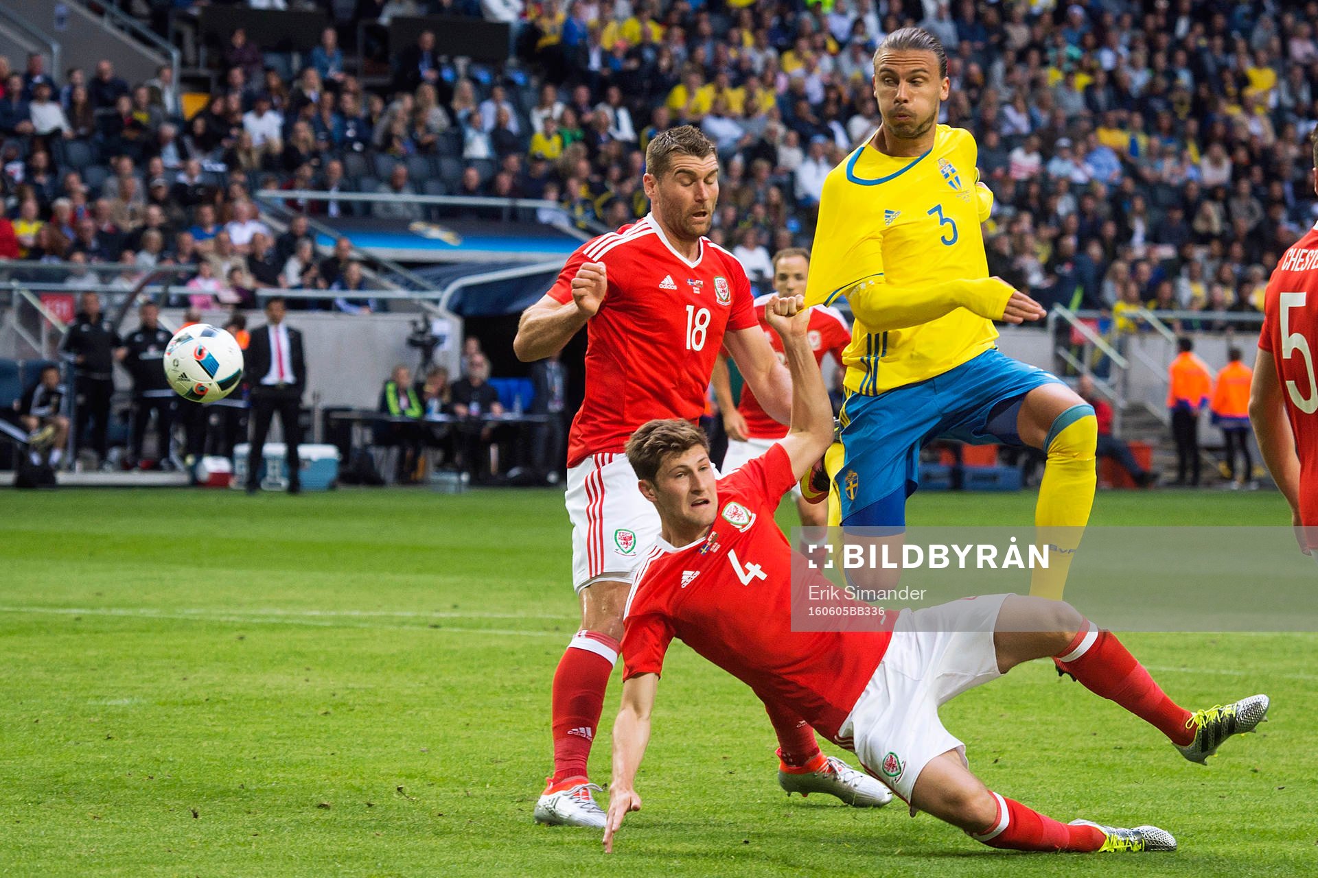 Sveriges Erik Johansson och Wales Sam Vokes och Ben Davies