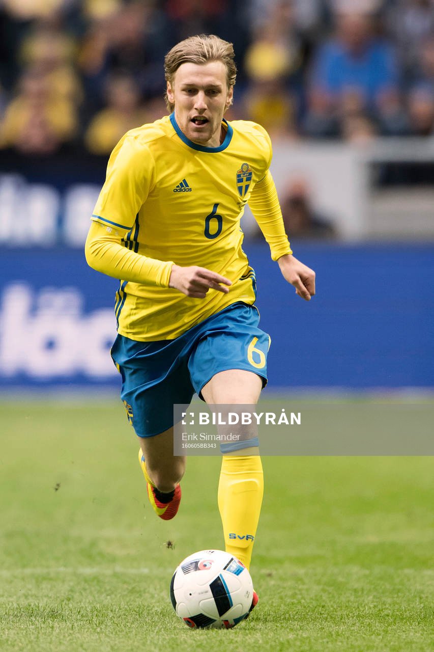 Sveriges Emil Forsberg med bollen
