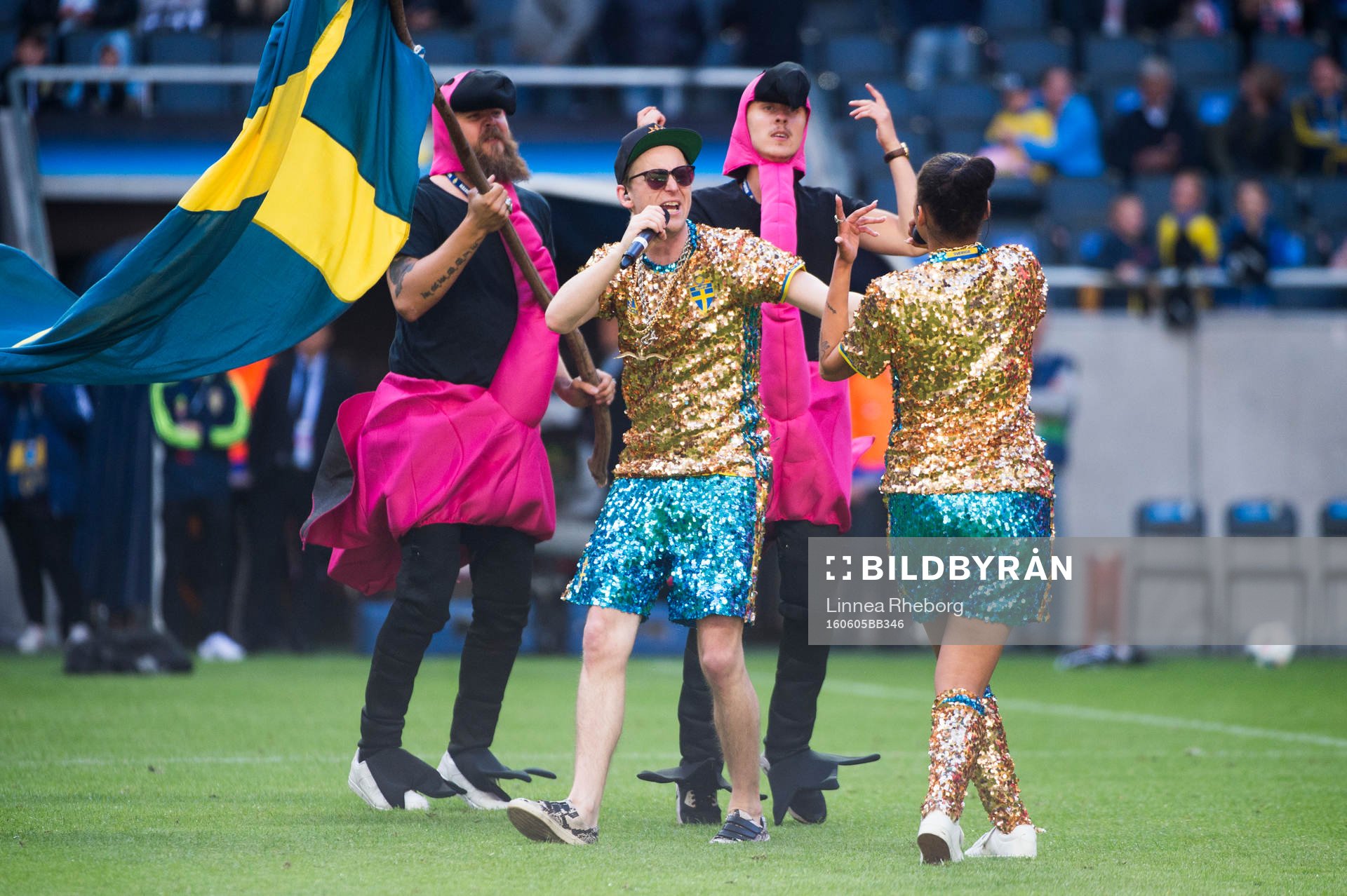 Frej Larsson och Joy framför EM-låten Mitt Team i