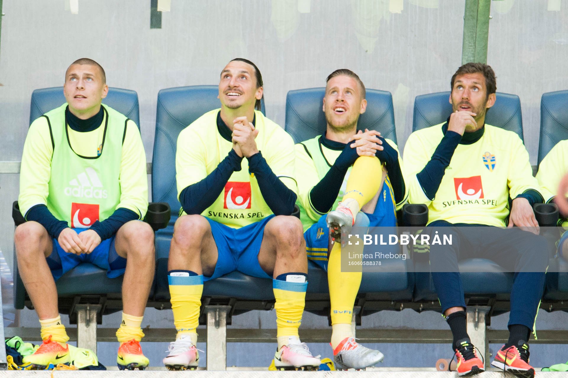 Sveriges Victor Nilsson Lindelöf, Zlatan Ibrahimovic, Pontus Jansson och målvakt Andreas Isaksson ser reprisen av John Guidettis 3-0 mål på jumbotronen under fotbollslandskampen mellan Sverige och Wales den 5 juni 2016 i Stockholm.