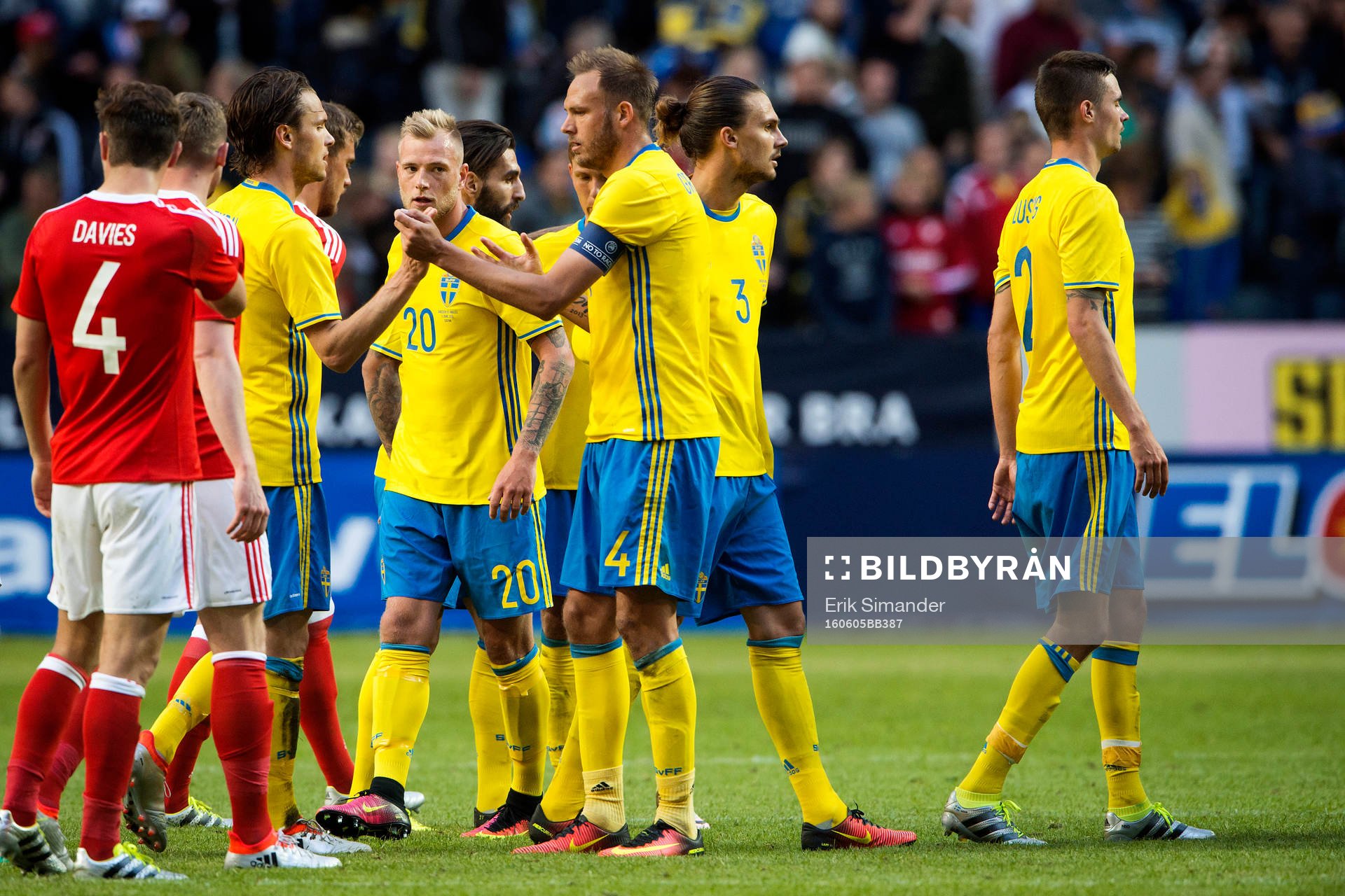 Sveriges spelare jublar efter fotbollslandskampen mellan Sverige och Wales den 5 juni 2016 i Stockholm.