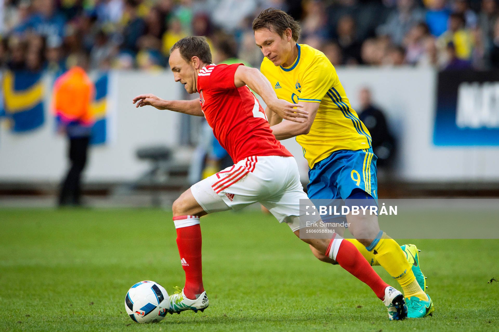 Sveriges Kim Källström jagar Wales David Vaughan