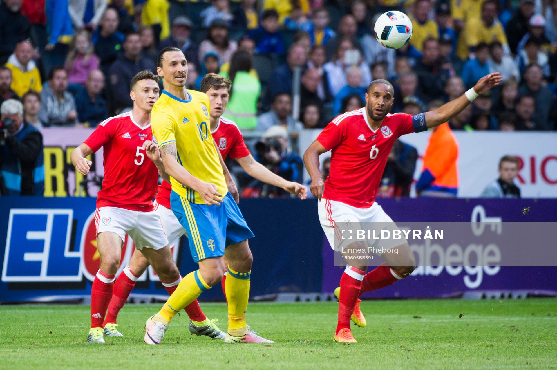 Sveriges Zlatan Ibrahimovic och Wales James Chester och