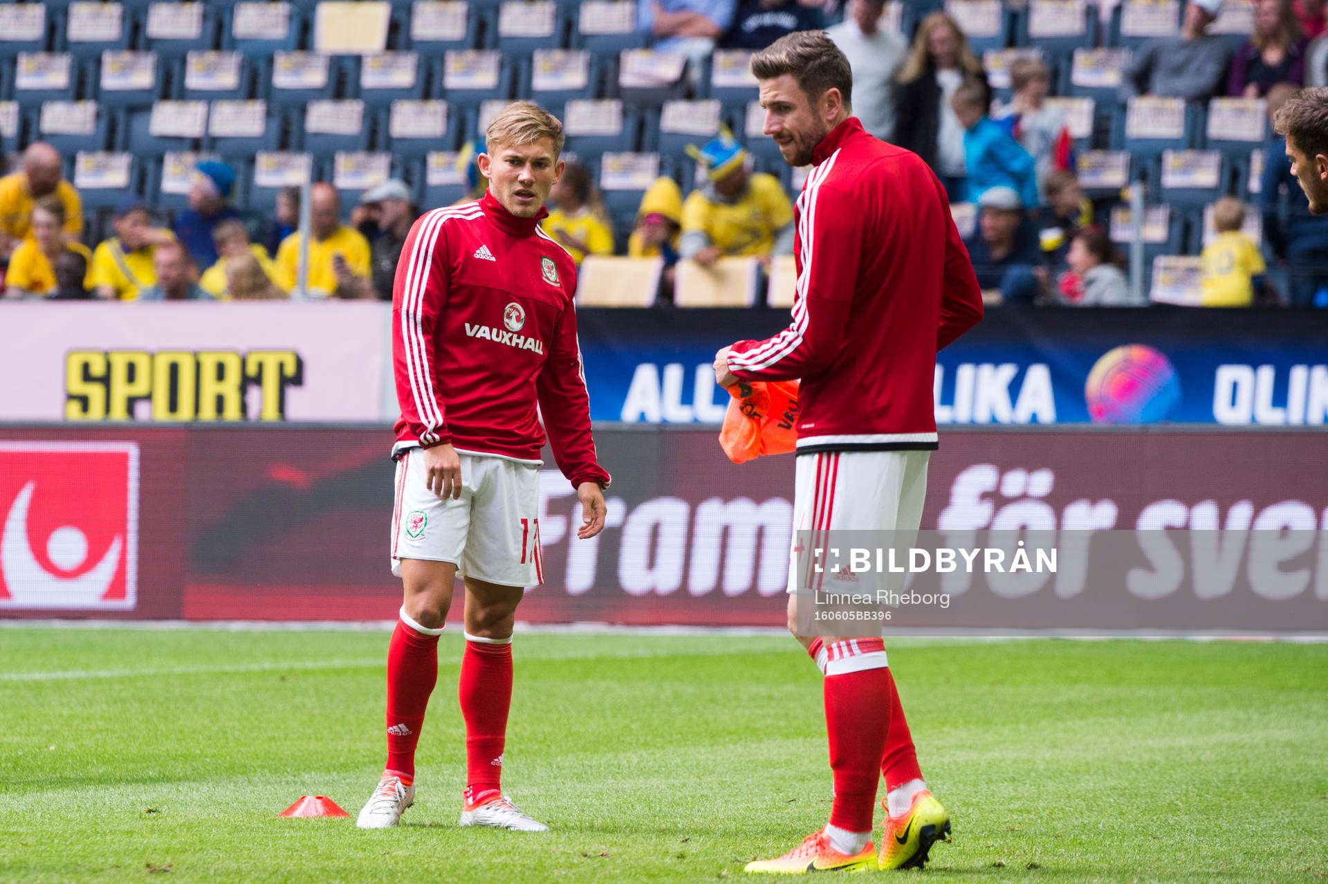 Wales George Williams och Paul Dummet värmer upp inför fotbollslandskampen mellan Sverige och Wales den 5 juni 2016 i Stockholm.