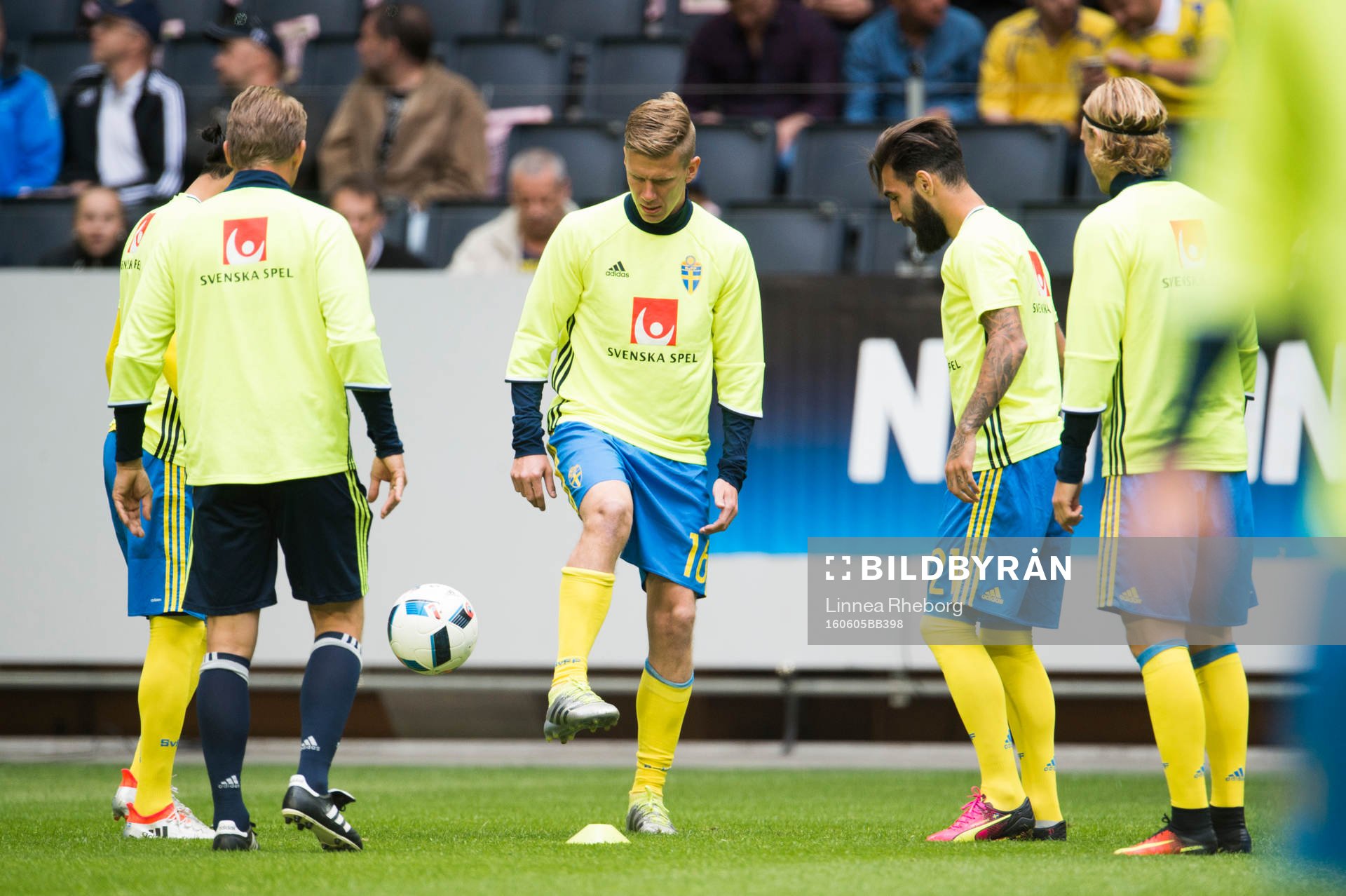 Sveriges Pontus Wernbloom, Jimmy Durmaz, Oscar Hiljemark och Erkan Zengin värmer upp inför fotbollslandskampen mellan Sverige och Wales den 5 juni 2016 i Stockholm.