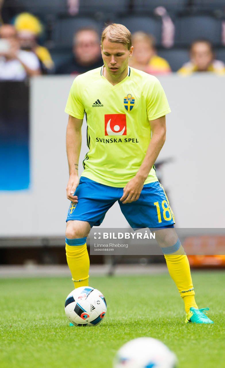 Sveriges Oscar Lewicki värmer upp