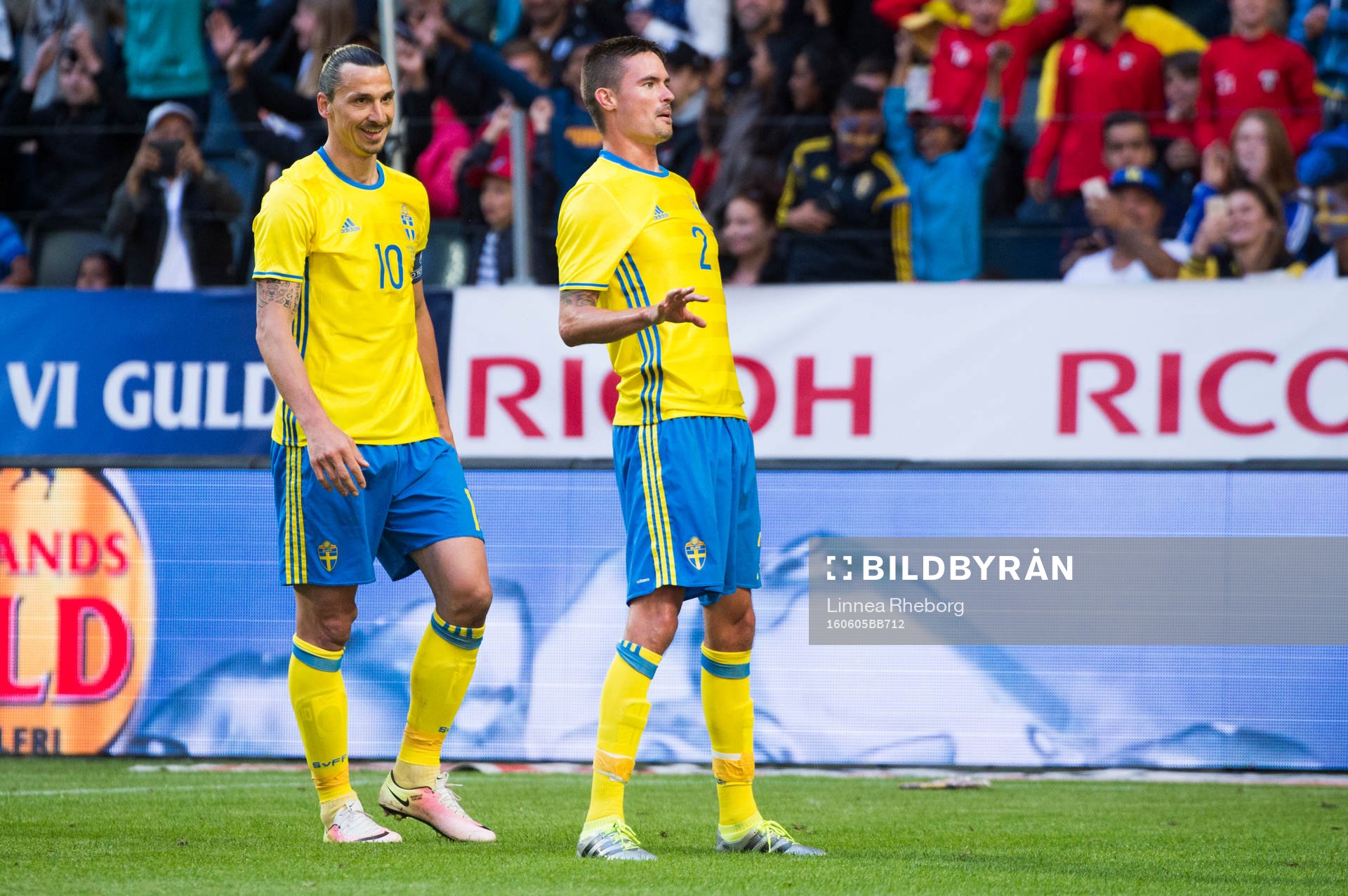 Sveriges Mikael Lustig och Zlatan Ibrahimovic jublar