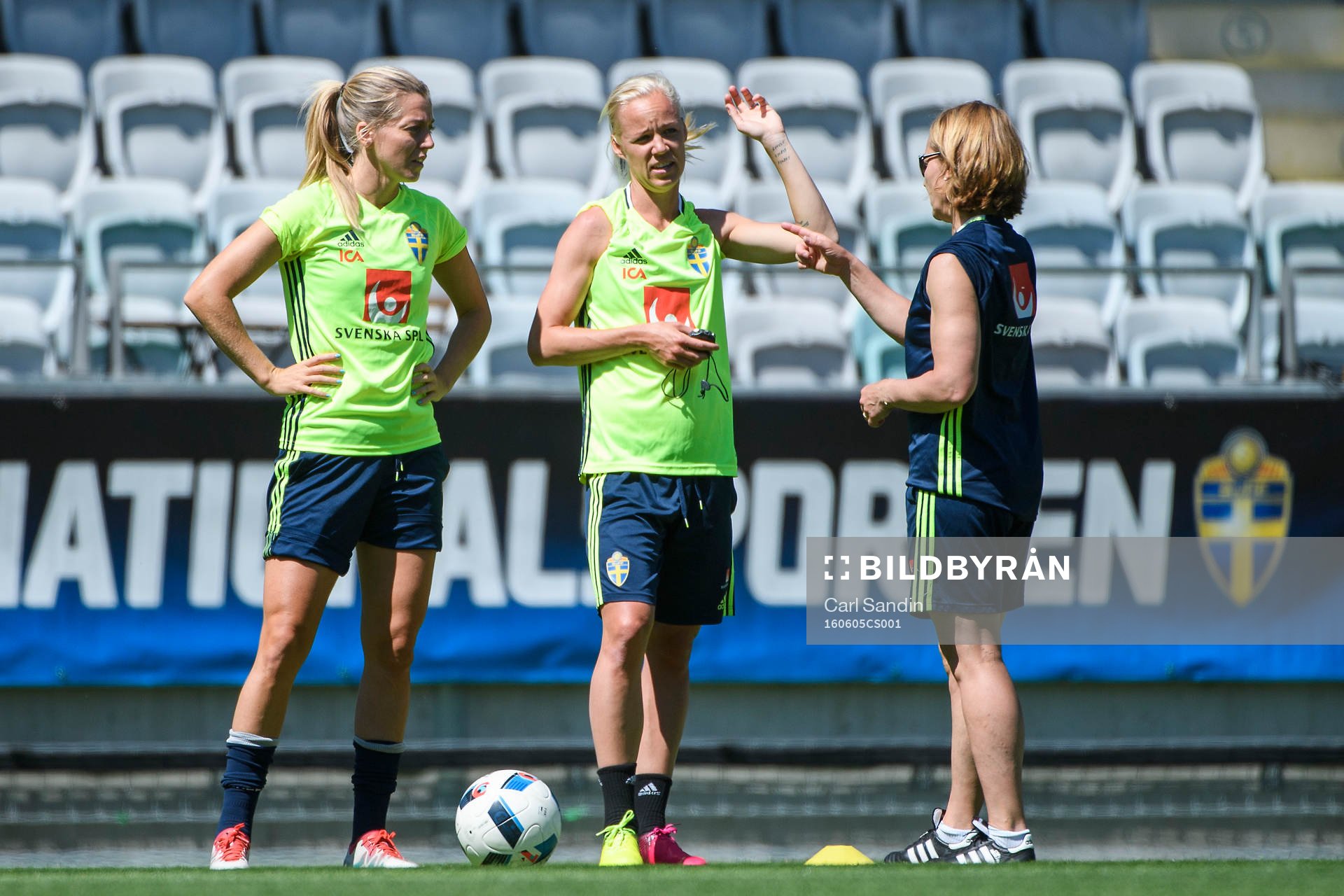 Linda Sembrant, Caroline Seger och sjukgymnast Annica