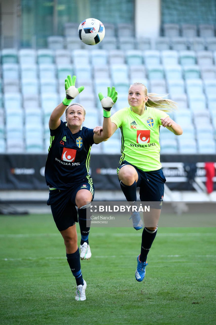 Målvakt Hilda Carlén och Stina Blackstenius