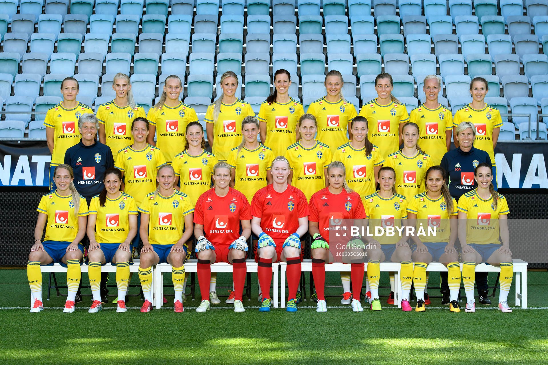 Det svenska damlandslaget i fotboll poserar för ett porträtt den 5 juni 2016 i Göteborg. Bakre raden fr.v. Magdalena Ericsson, Sofia Jakobsson, Stina Blackstenius, Amanda Ilestedt, Lotta Schelin, Fridolina Rolfö, Linda Sembrant, Caroline Seger och Emma Berglund. Mellanraden fr.v. Förbundskapten Pia Sundhage, Lina Nilsson, Hanne Gråhns, Olivia Schough, Lisa Dahlkvist, Pauline Hammarlund, Freja Hellenberg och assisterande förbundskapten Lilie Persson. Främre raden fr.v. Elin Rubensson, Josefin Johansson, Jonna Andersson, målvakt Emelie Lundberg, målvakt Hedvig Lindahl, målvakt Hilda Carlén, Jessica Samuelsson, Malin Diaz och Kosovare Asllani.