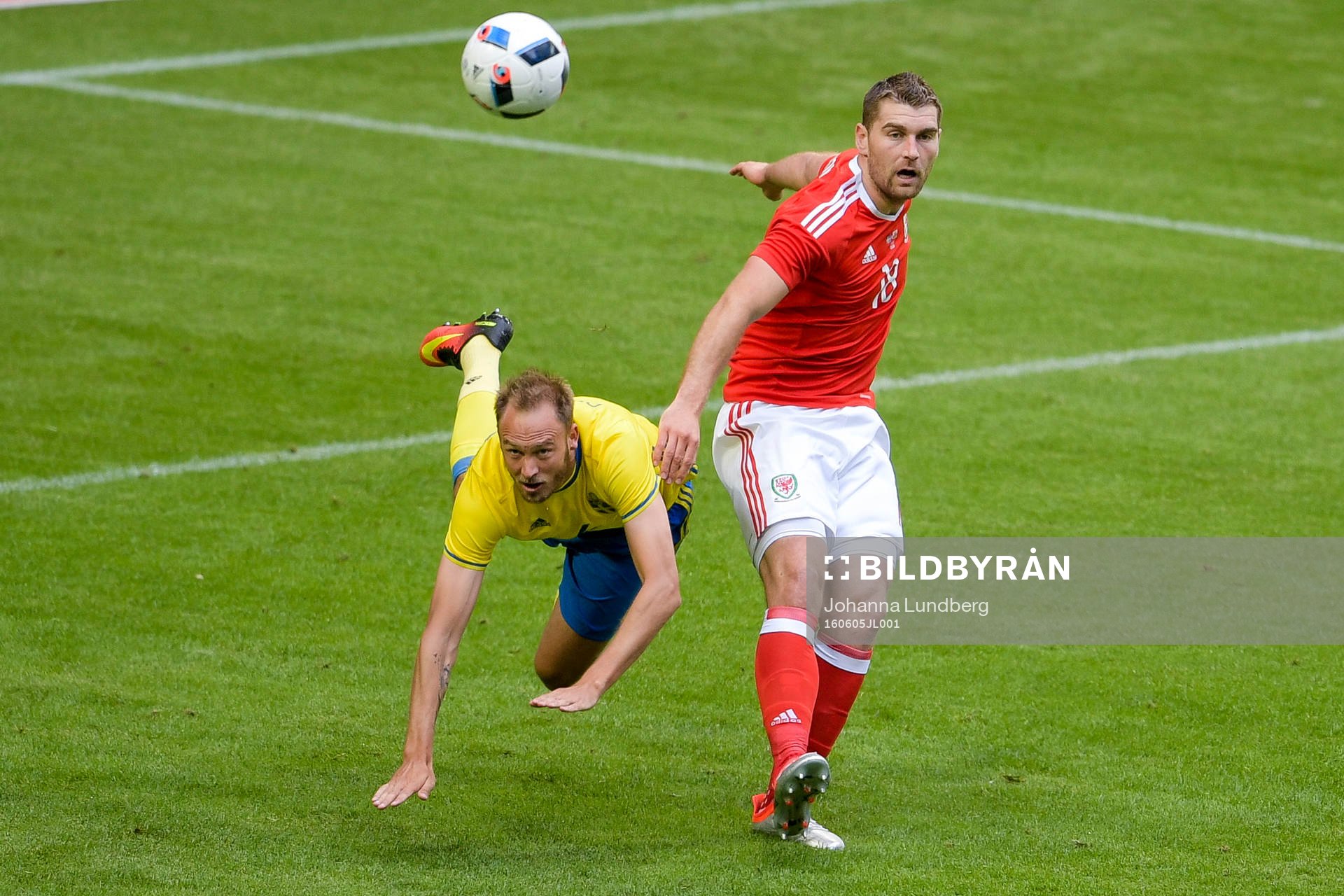 Sveriges Andreas Granqvist och Wales Sam Vokes