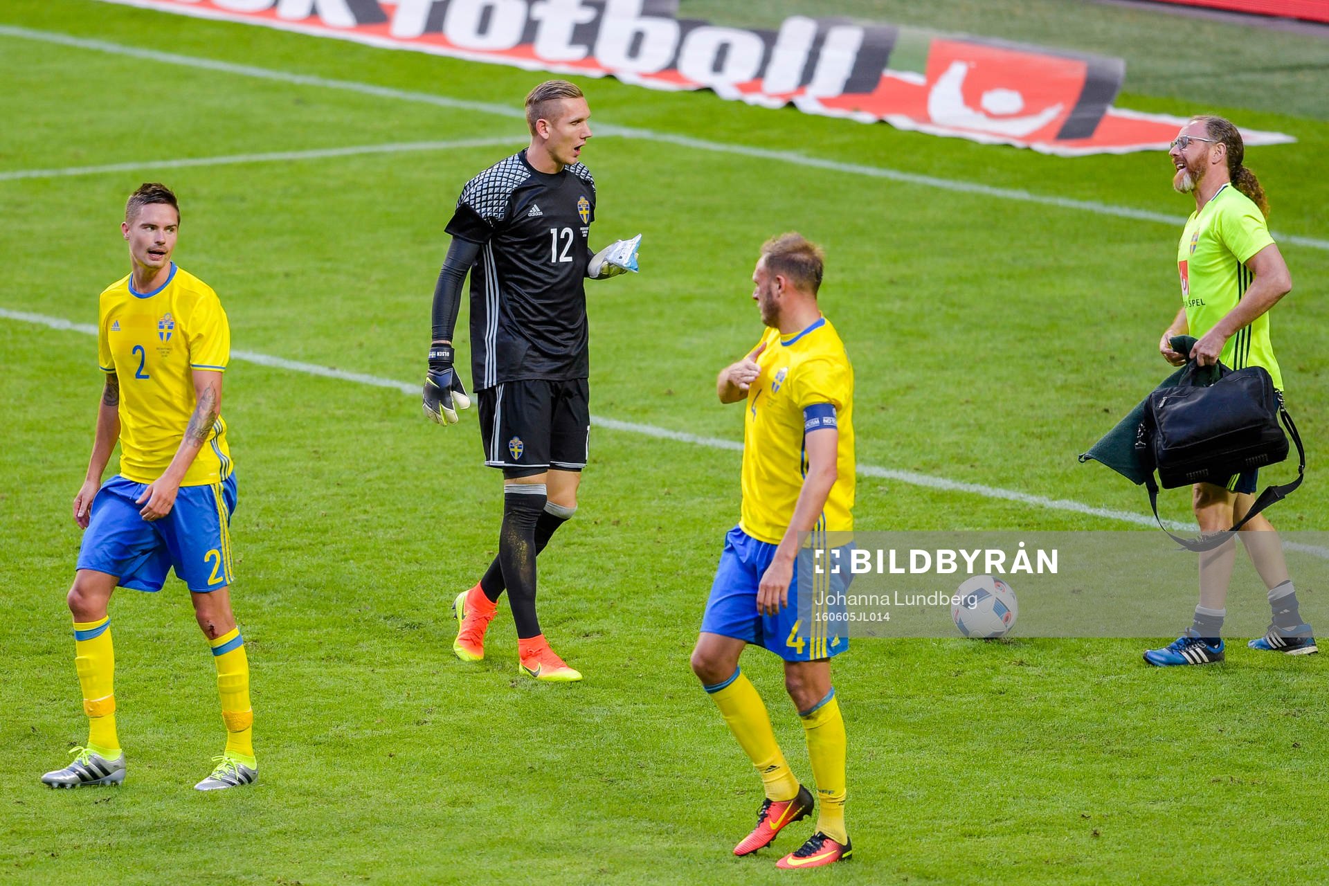 Sveriges målvakt Robin Olsen har ont