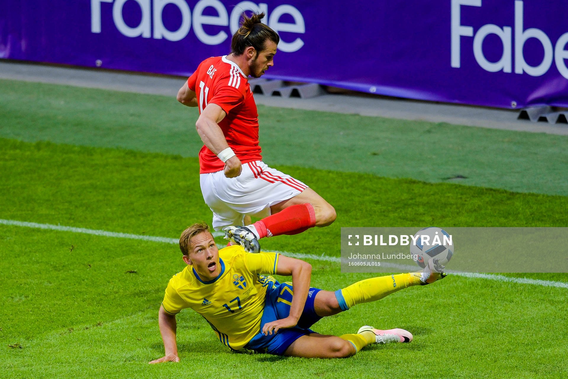 Sveriges Ludwig Augustinsson med en brytning Wales Gareth