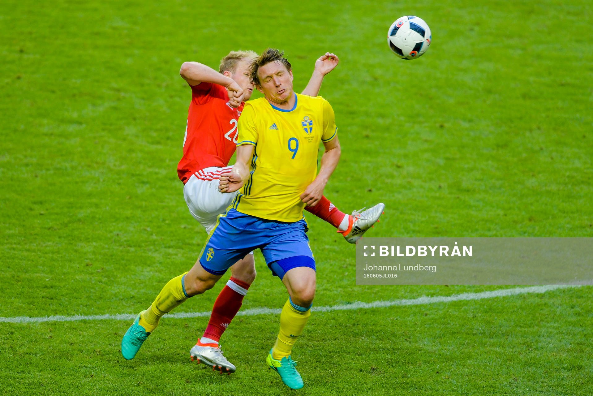 Sveriges Kim Källström och Wales Jonathan Williams