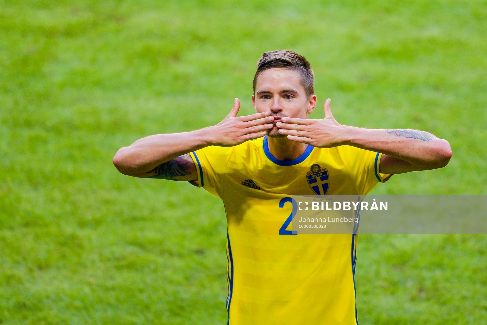Sveriges Mikael Lustig tackar publiken