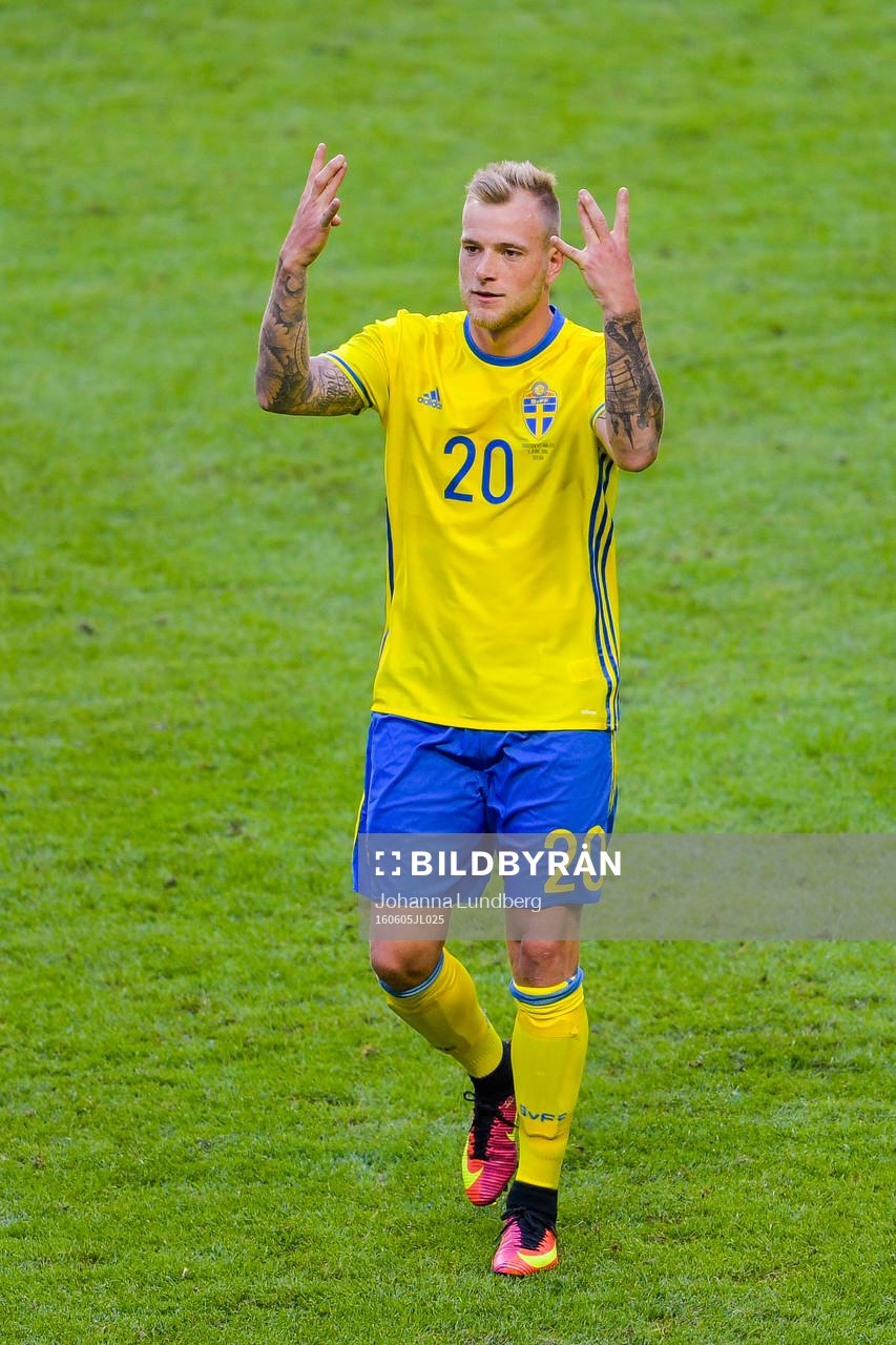 Sveriges John Guidetti  tackar publiken efter fotbollslandskampen mellan Sverige och Wales den 5 juni 2016 i Stockholm.