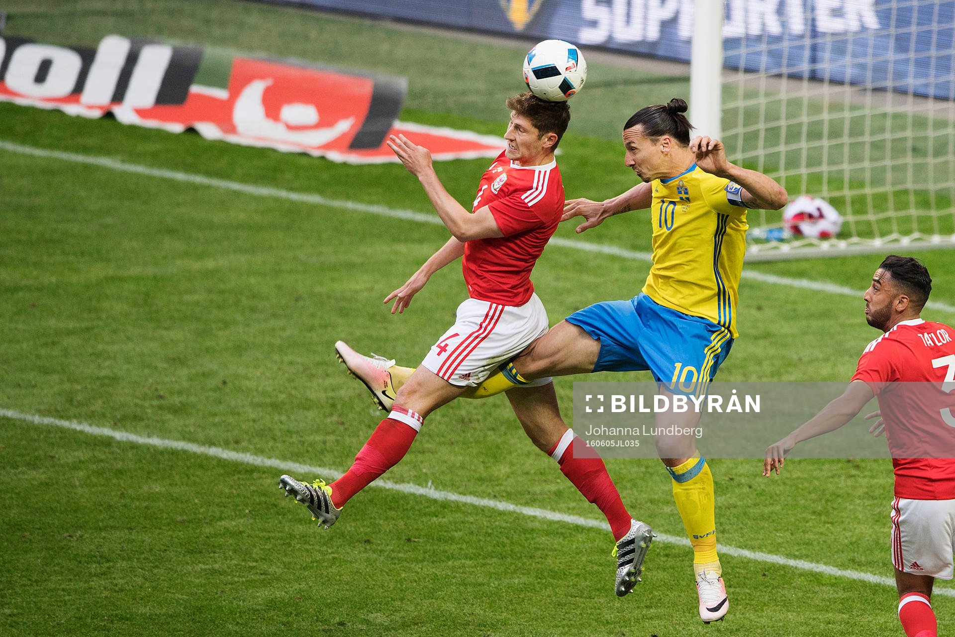 Wales Ben Davies i en nickduell mot Sveriges Zlatan