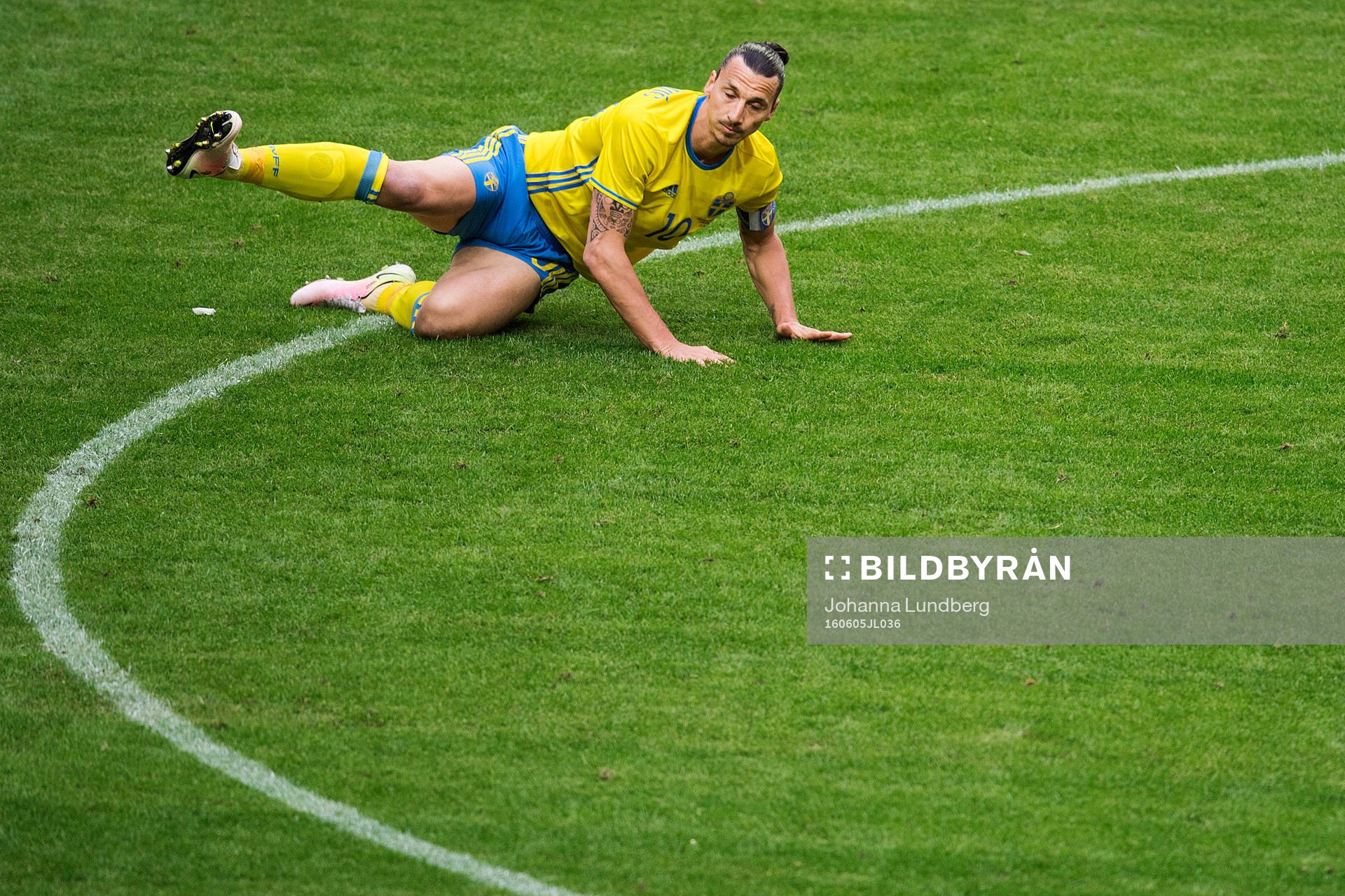 Sveriges Zlatan Ibrahimovic faller